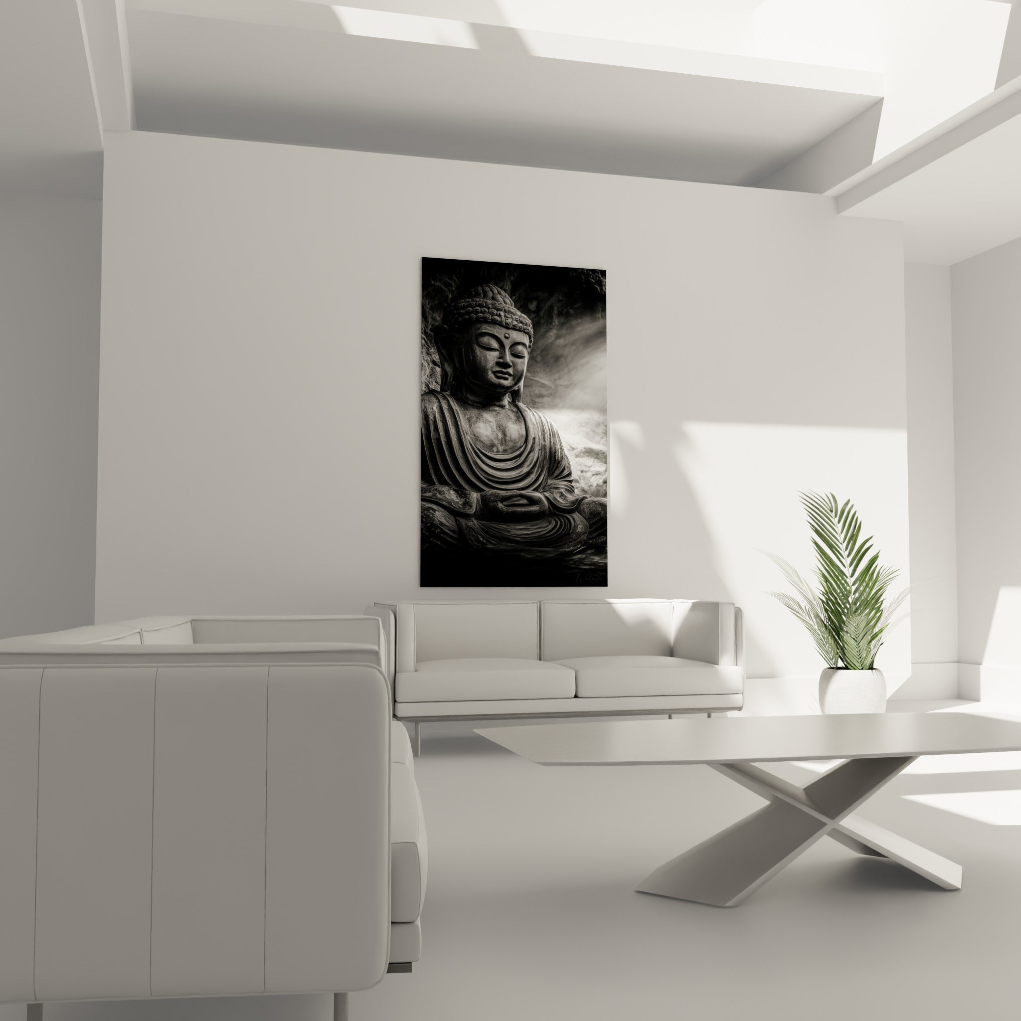 Bouddha sculpté noir et blanc, mains jointes, reflet sur l'eau sombre, au-dessus d'un canapé dans un salon lumineux