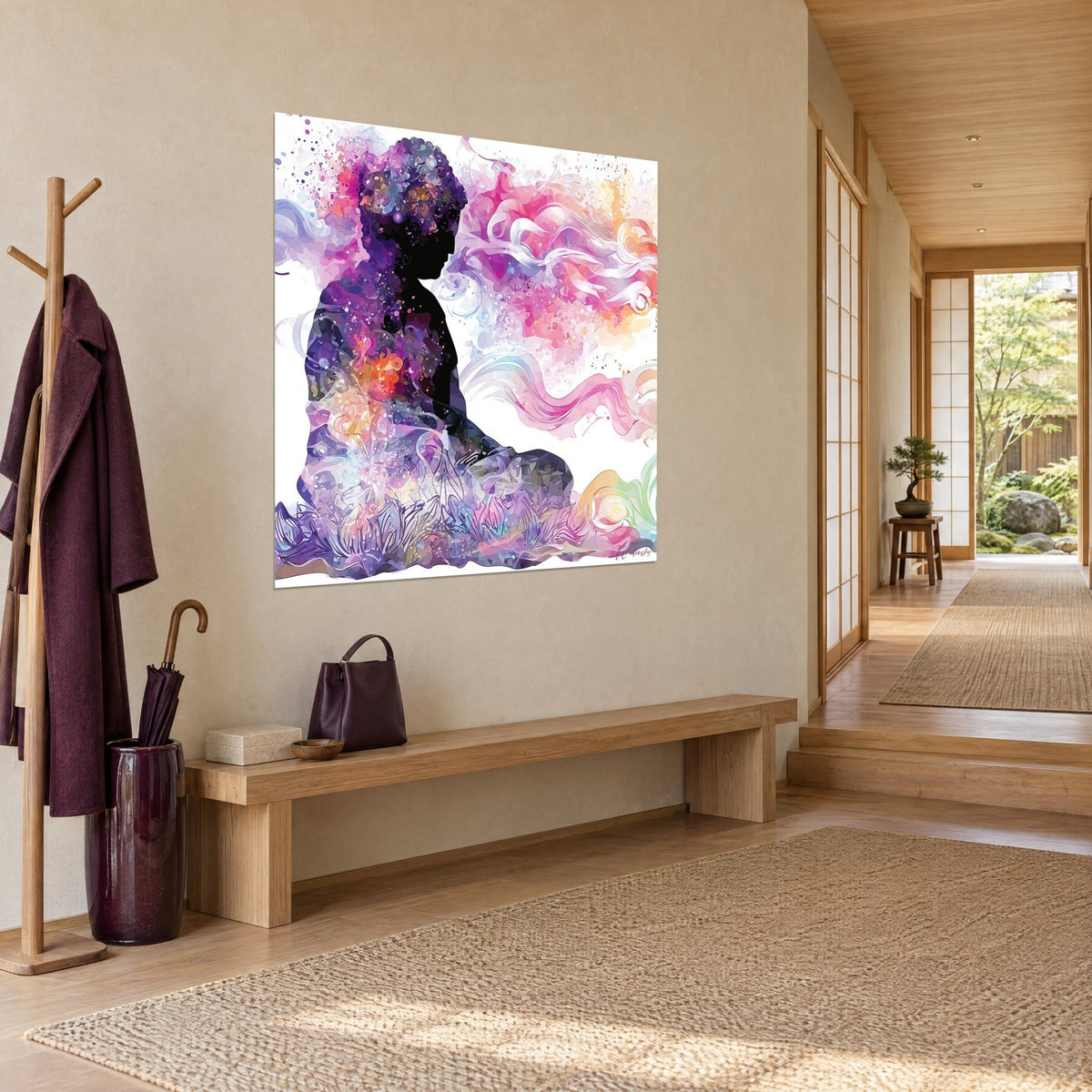 Tableau méditant noir cerné de fumées magenta et lilas, pétales de lotus tracés au trait, accroché près d'un couloir clair en bois