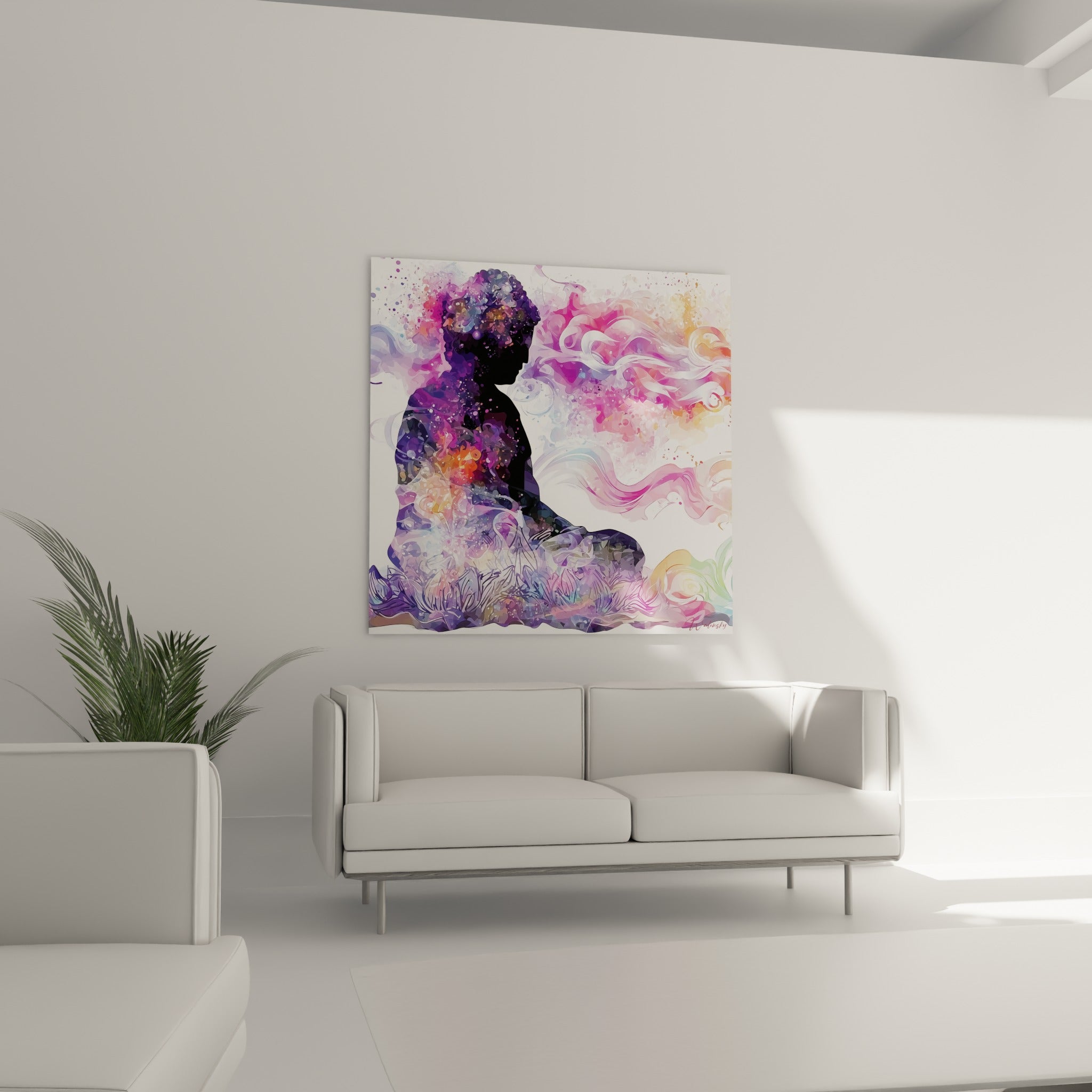 Figure de Bouddha en aquarelle violette et fuchsia suspendue au-dessus d'un canapé dans un salon lumineux