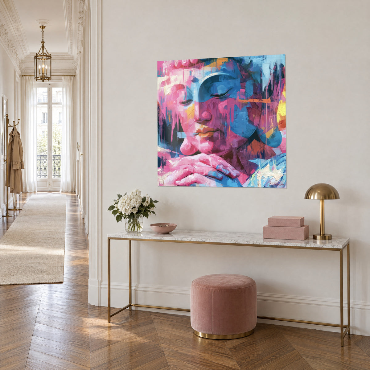 Tableau portrait méditatif aux coulures roses et touches jaunes sur fond bleu nuit, au-dessus d'une console dorée