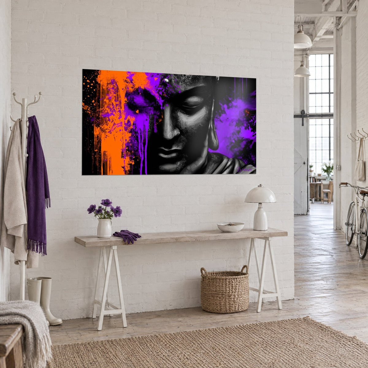 Tableau visage de sage en noir et blanc strié de coulures orange vif et d'éclats violets, sur un mur de brique blanche