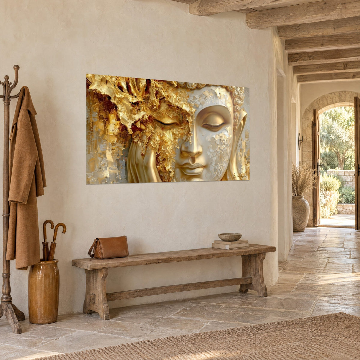 Tableau visage serein mi-or mi-blanc, empâtements dorés et reflets ambrés, vu de biais dans l'entrée en pierre d'une maison de campagne