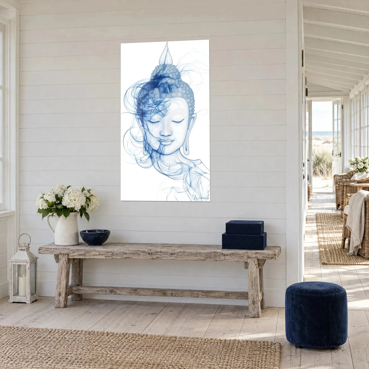 Gemälde Gesicht des gelassenen Buddha in feinen marineblauen Linien auf Weiß, rauchiges Haar, an einer cremefarbenen Vertäfelung, Dreiviertelansicht