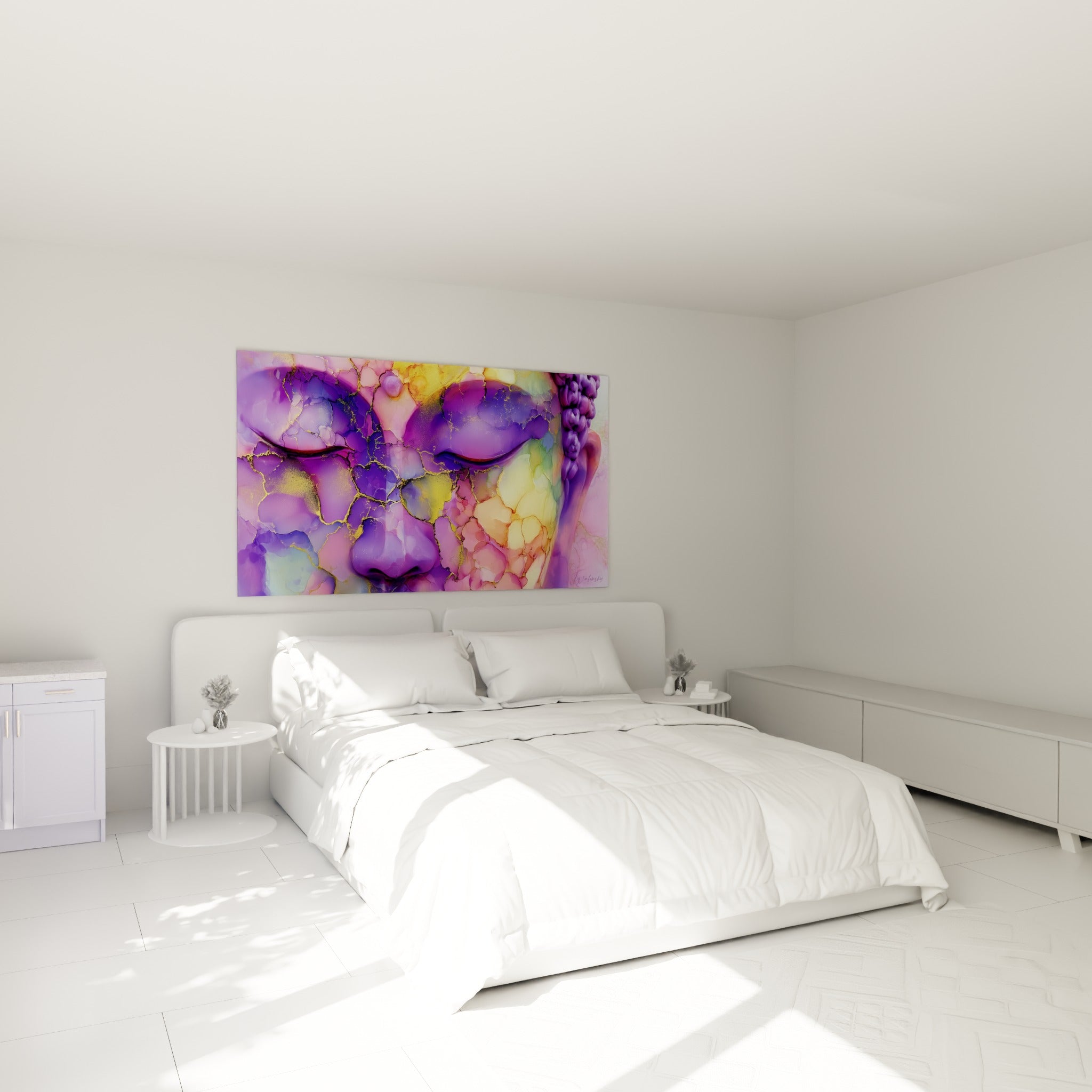 Visage de Bouddha violet et rose poudré, craquelures dorées, au-dessus d'un lit dans une chambre claire