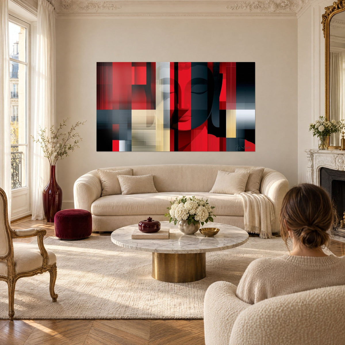 Tableau visage de Bouddha rouge vif et noir anthracite, bandes beige en fondu, au-dessus d'un canapé dans un salon lumineux