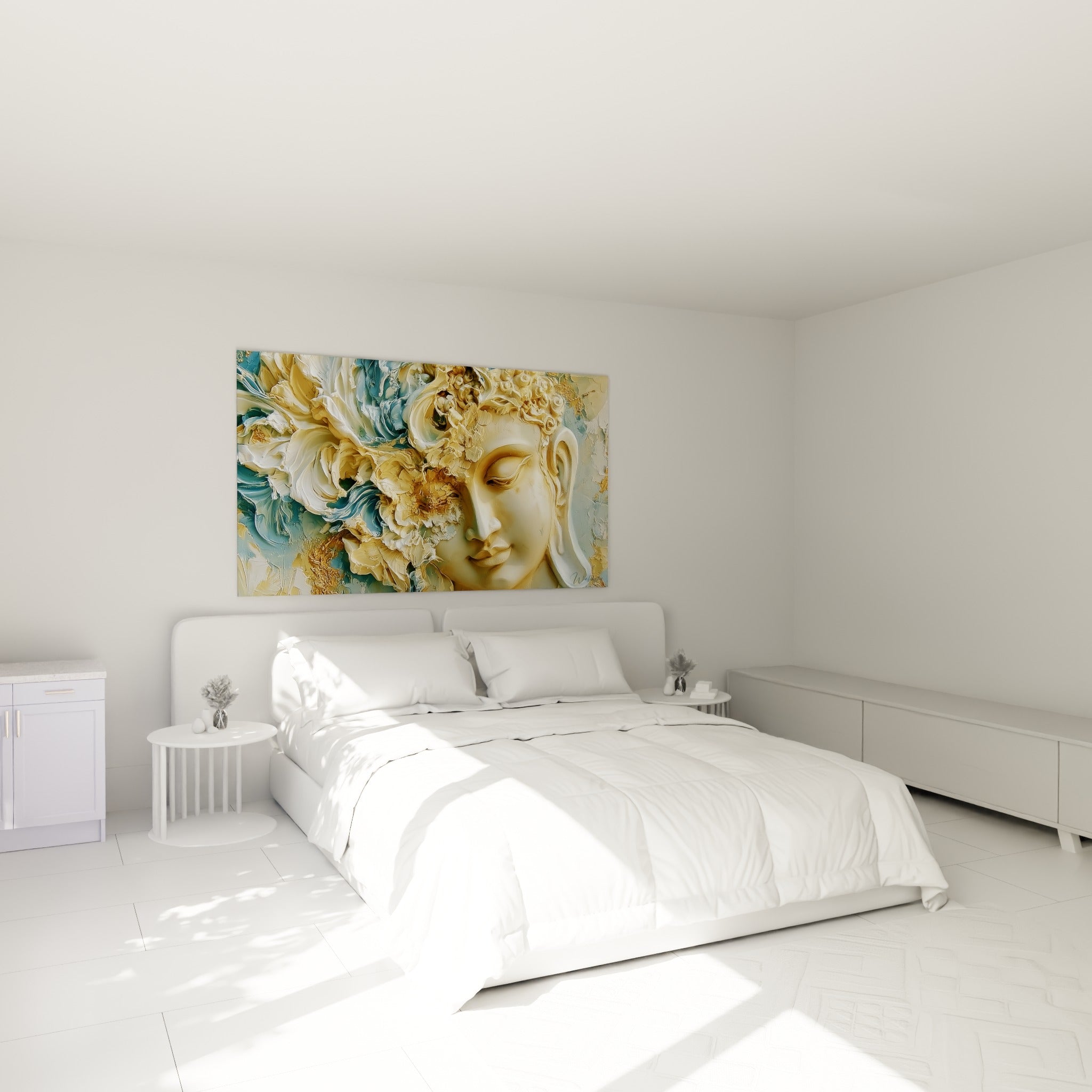 Bouddha doré au regard apaisé parmi des pétales bleu sauge, au-dessus d'un lit dans une chambre claire