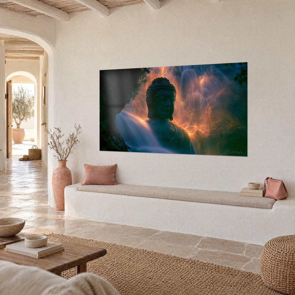 Quadro statua di meditazione avvolta da fiamme arancioni su sfondo blu notte, appesa di tre quarti in una casa mediterranea