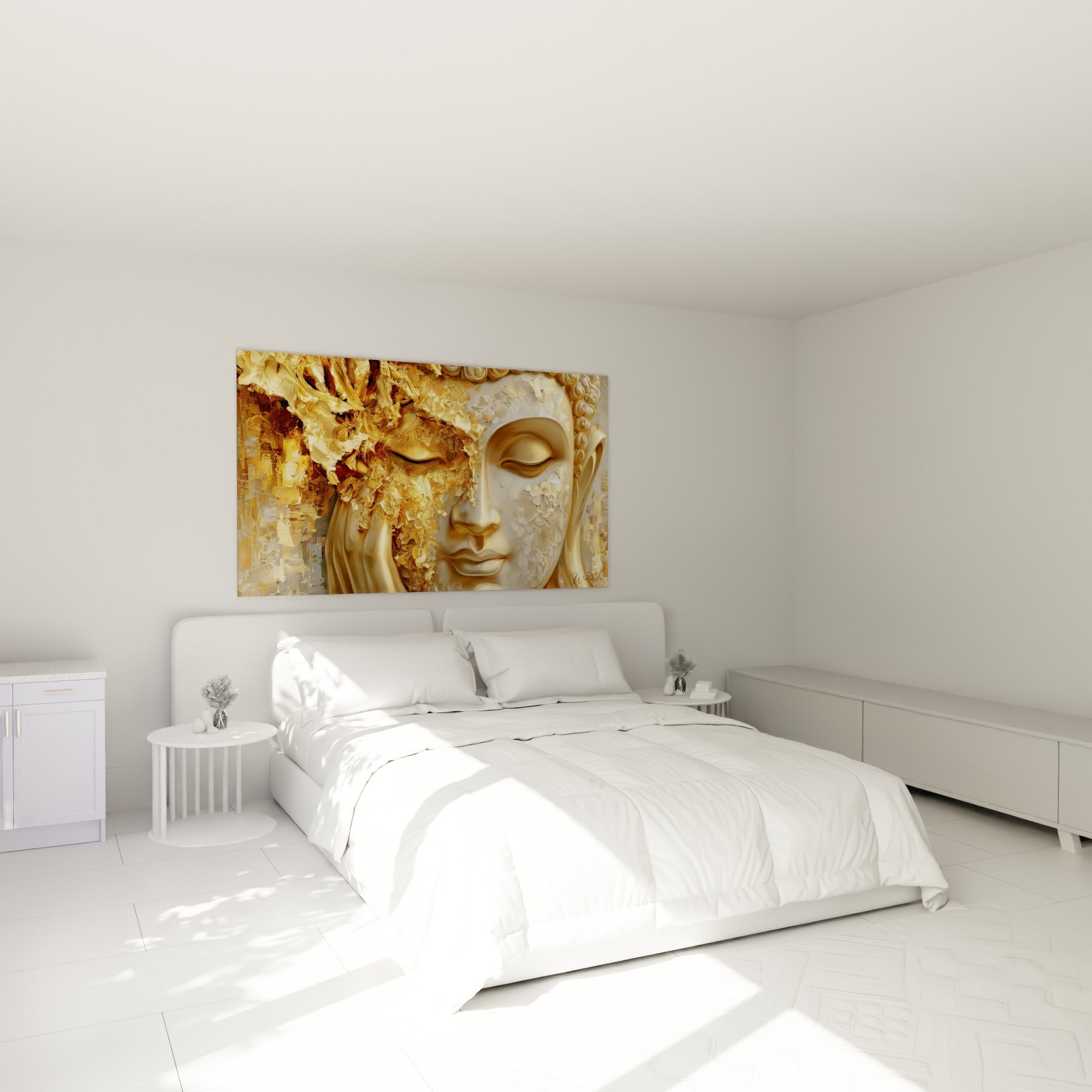 Sérénité dorée du visage de Bouddha, tons ivoire et or, accrochée au-dessus d'un lit dans une chambre claire