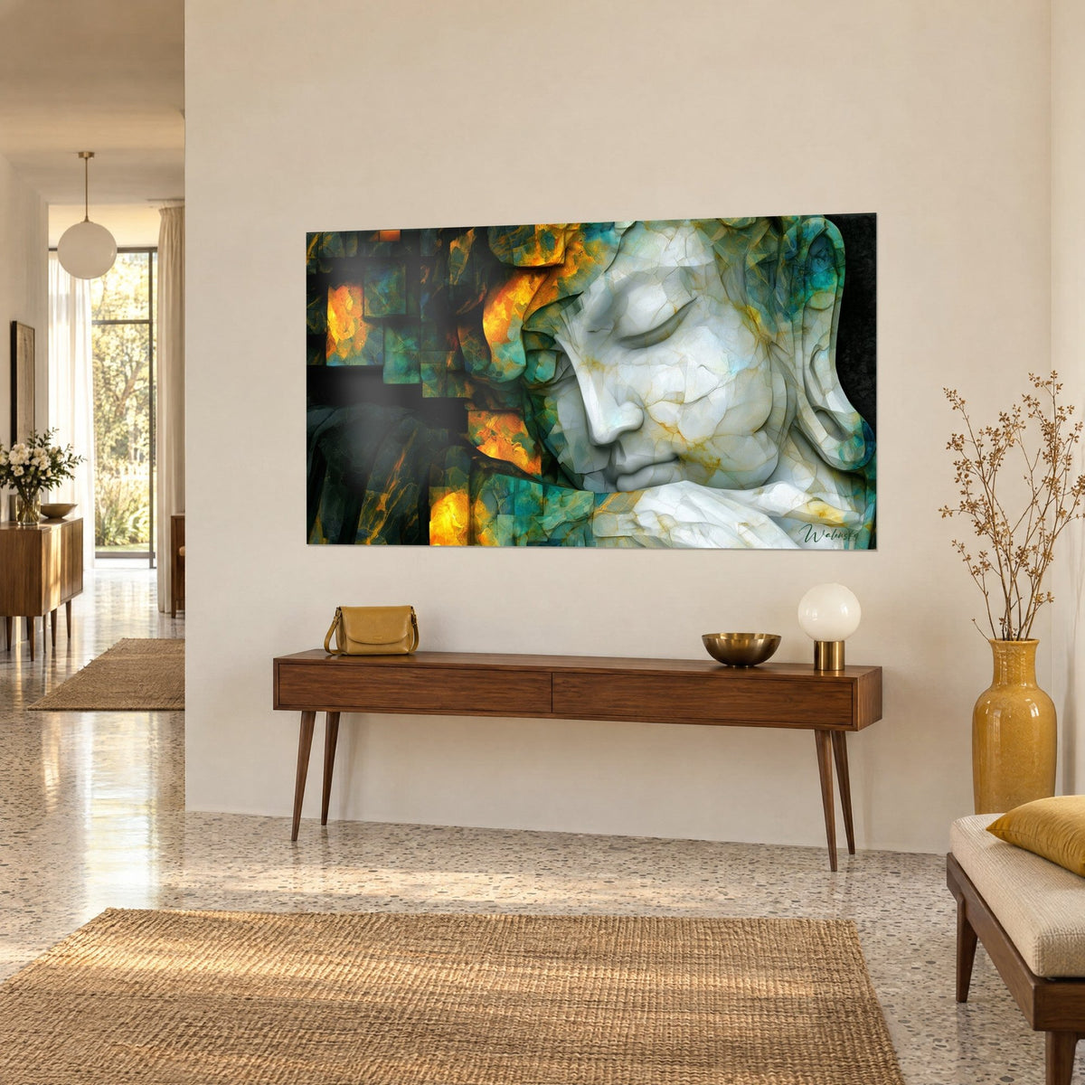Tableau Bouddha sculpté en pierre blanche fissurée, fragments carrés orange et vert émeraude, vu de trois-quarts sur un mur crème
