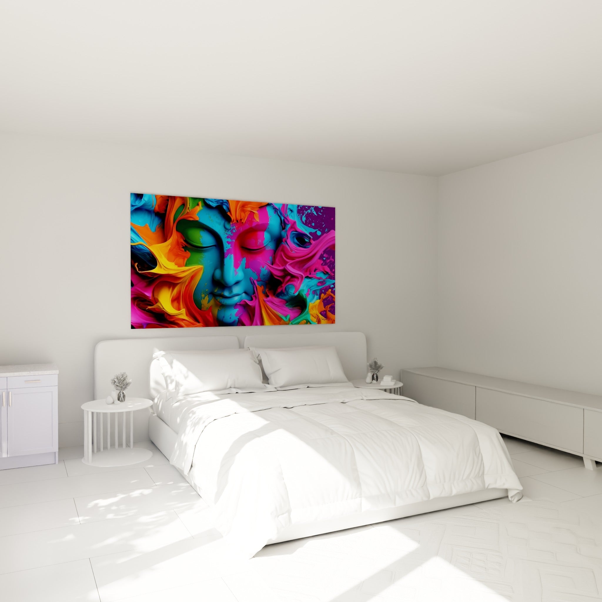Visage de Bouddha bleu et magenta aux volutes orange, accroché au-dessus d'un lit dans une chambre claire