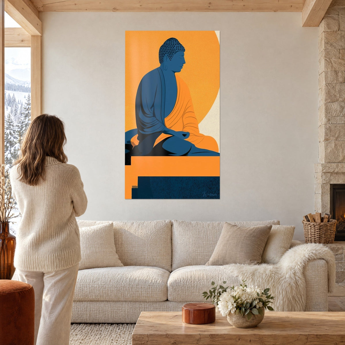 Quadro Buddha blu seduto in meditazione, veste arancione e disco solare pallido, sopra un divano in un soggiorno luminoso
