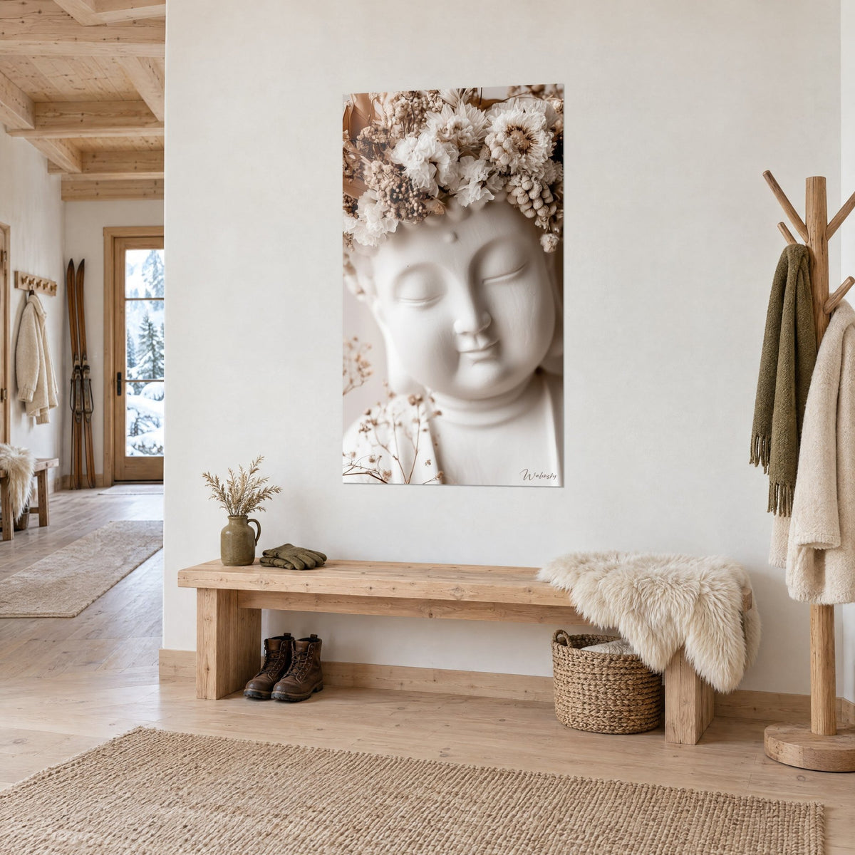 Tableau statue sereine aux paupières closes et fleurs séchées crème, accrochée au mur blanc d'une entrée en bois clair chalet