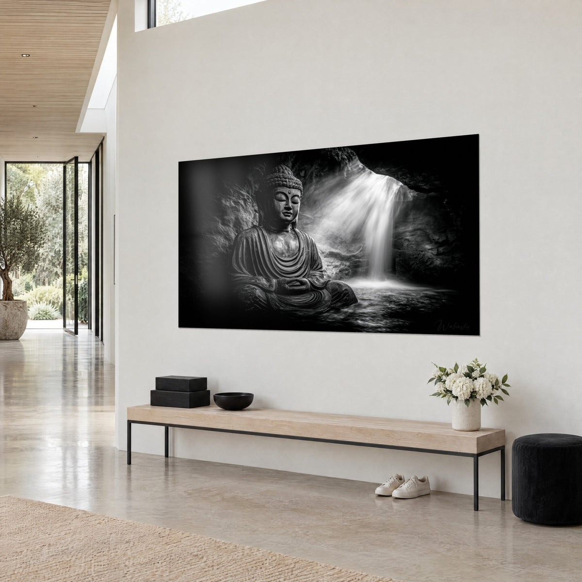 Tableau statue de pierre aux paupières closes, mains jointes, rayons blancs sur l'eau et la roche noire, vue de trois-quarts dans une maison d'architecte