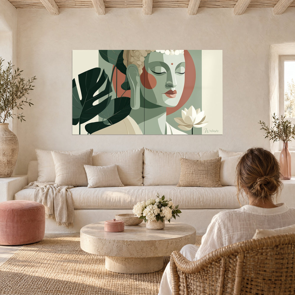 Schilderij Boeddha-gezicht in saliegroen met gesloten oogleden, terracottakleurige schijf, witte lotus, boven een bank in een lichte woonkamer