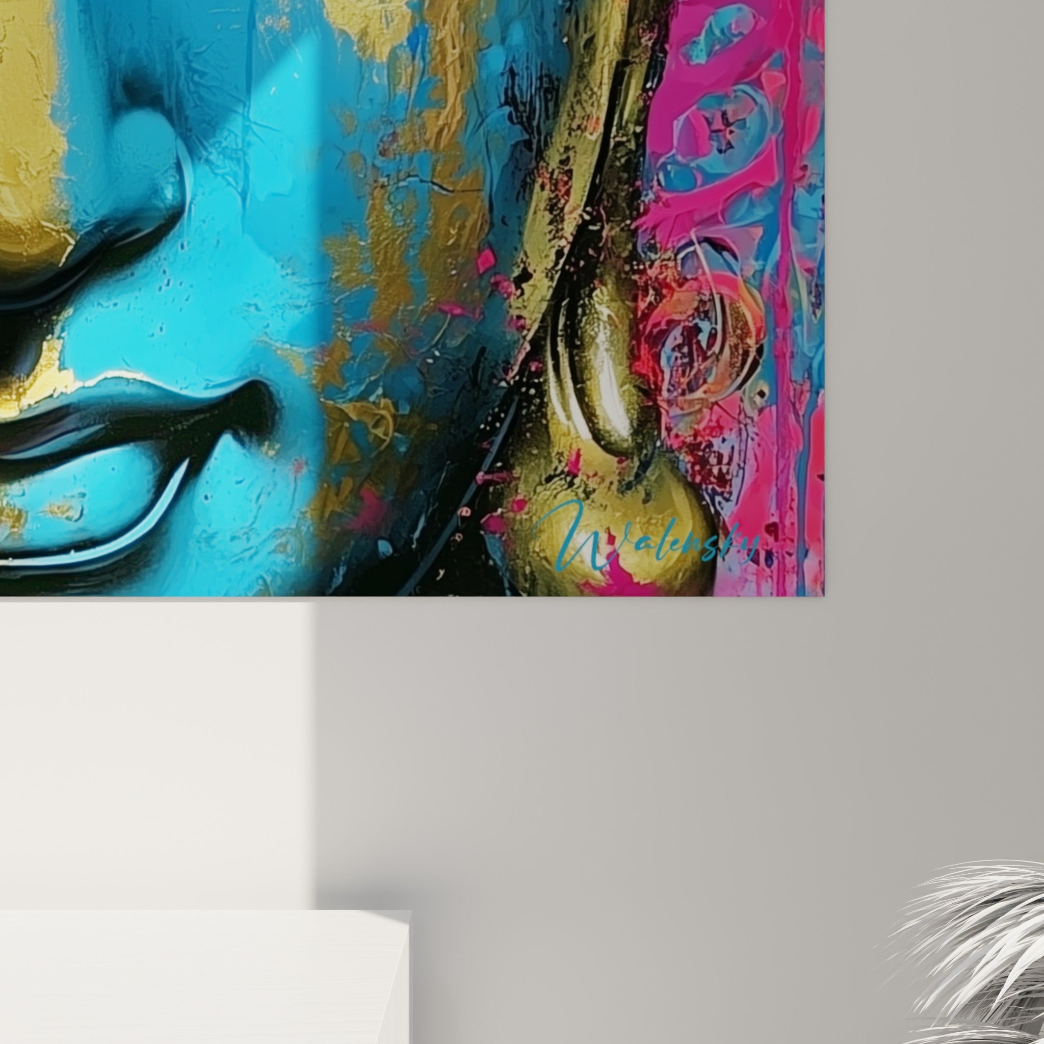Coulures dorées et empâtements roses sur le visage de Bouddha, matière picturale visible en gros plan sur la toile