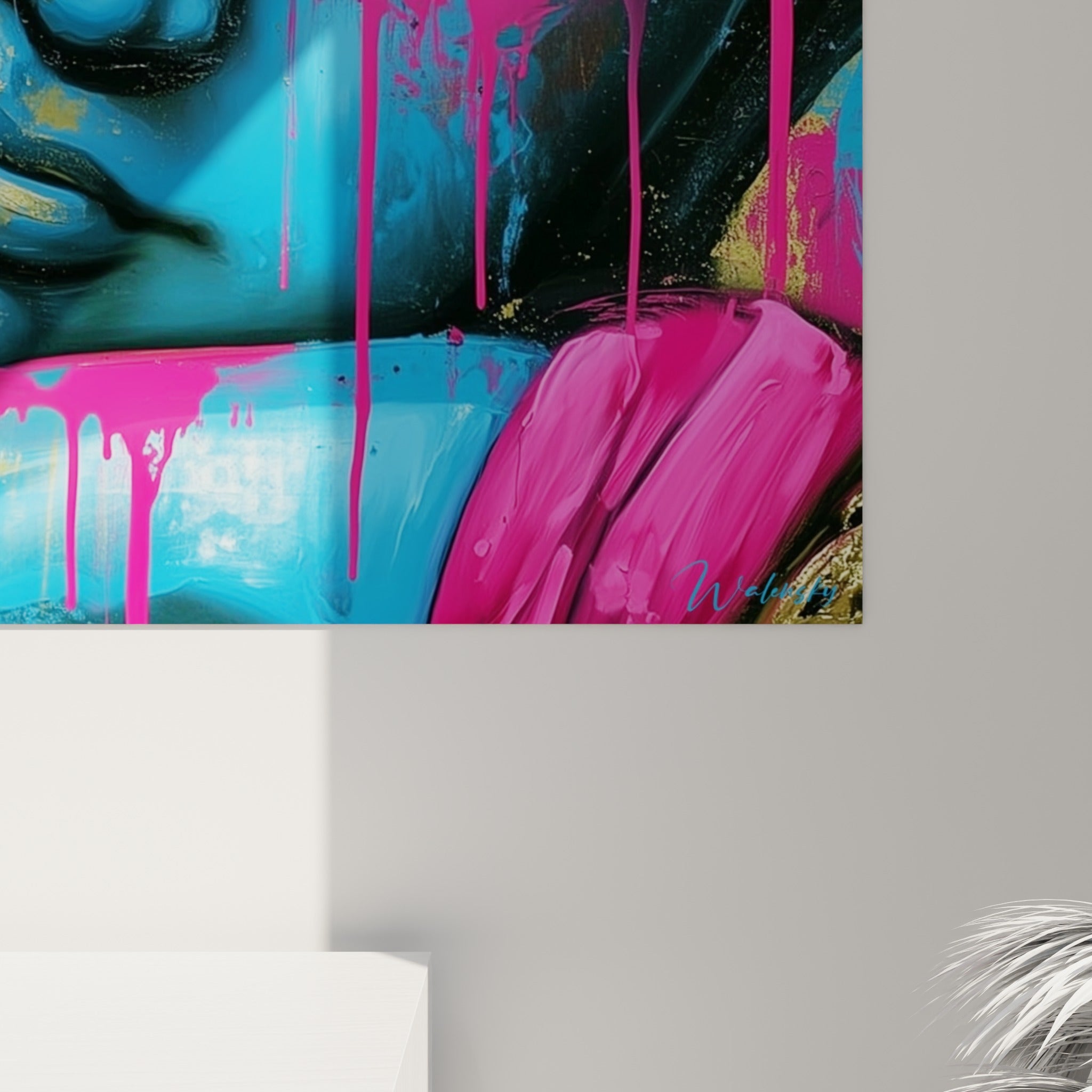 Empâtements dorés et coulures roses se mêlant au bleu intense sur la toile du Bouddha