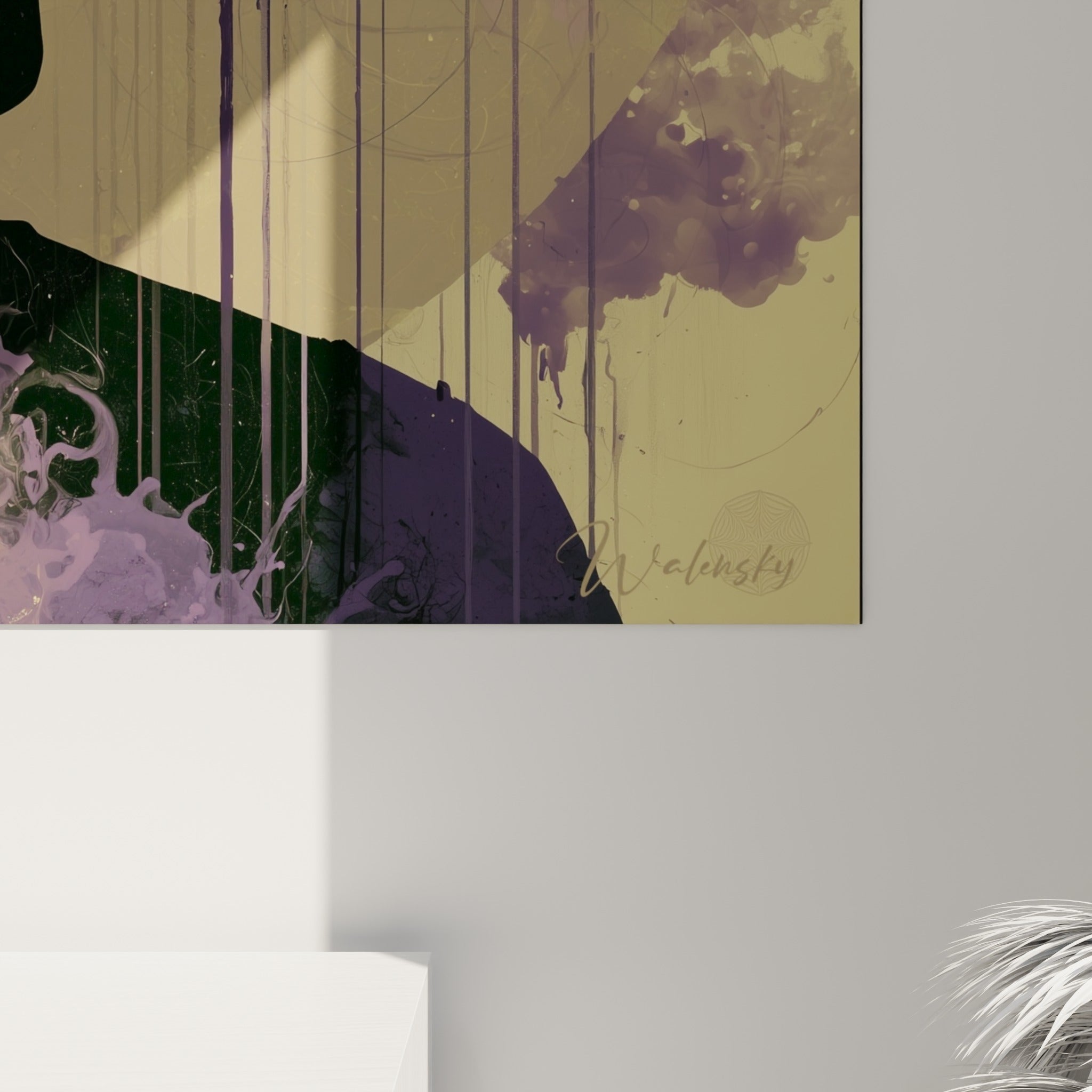 Détail des volutes dorées et coulures violettes sur la toile du Bouddha révélant la texture de l'impression