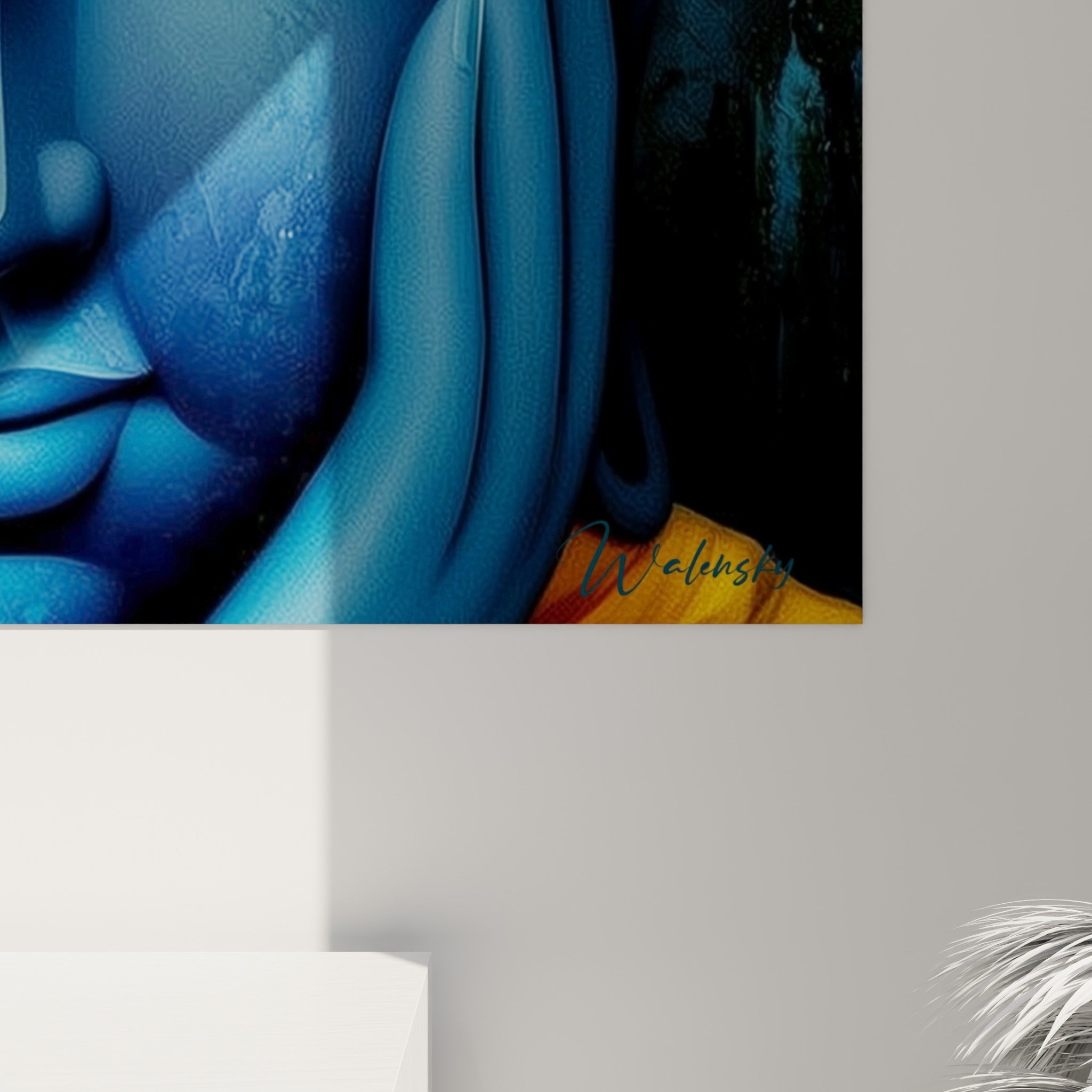 Détail des textures dorées et violettes en écailles du visage bleu marine du Bouddha accroché