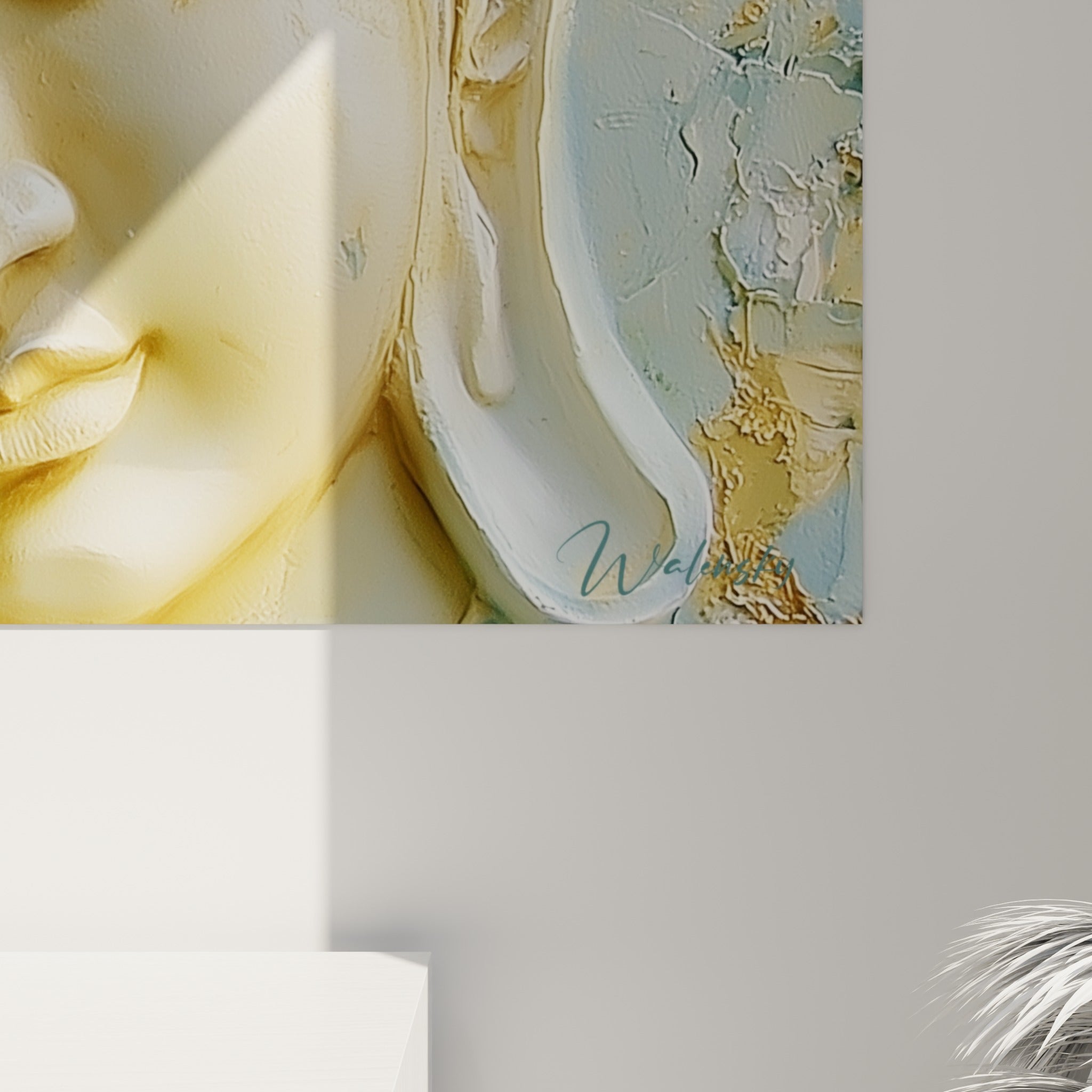 Empâtements dorés et bleu sauge du visage de Bouddha, matière texturée et reliefs visibles de près