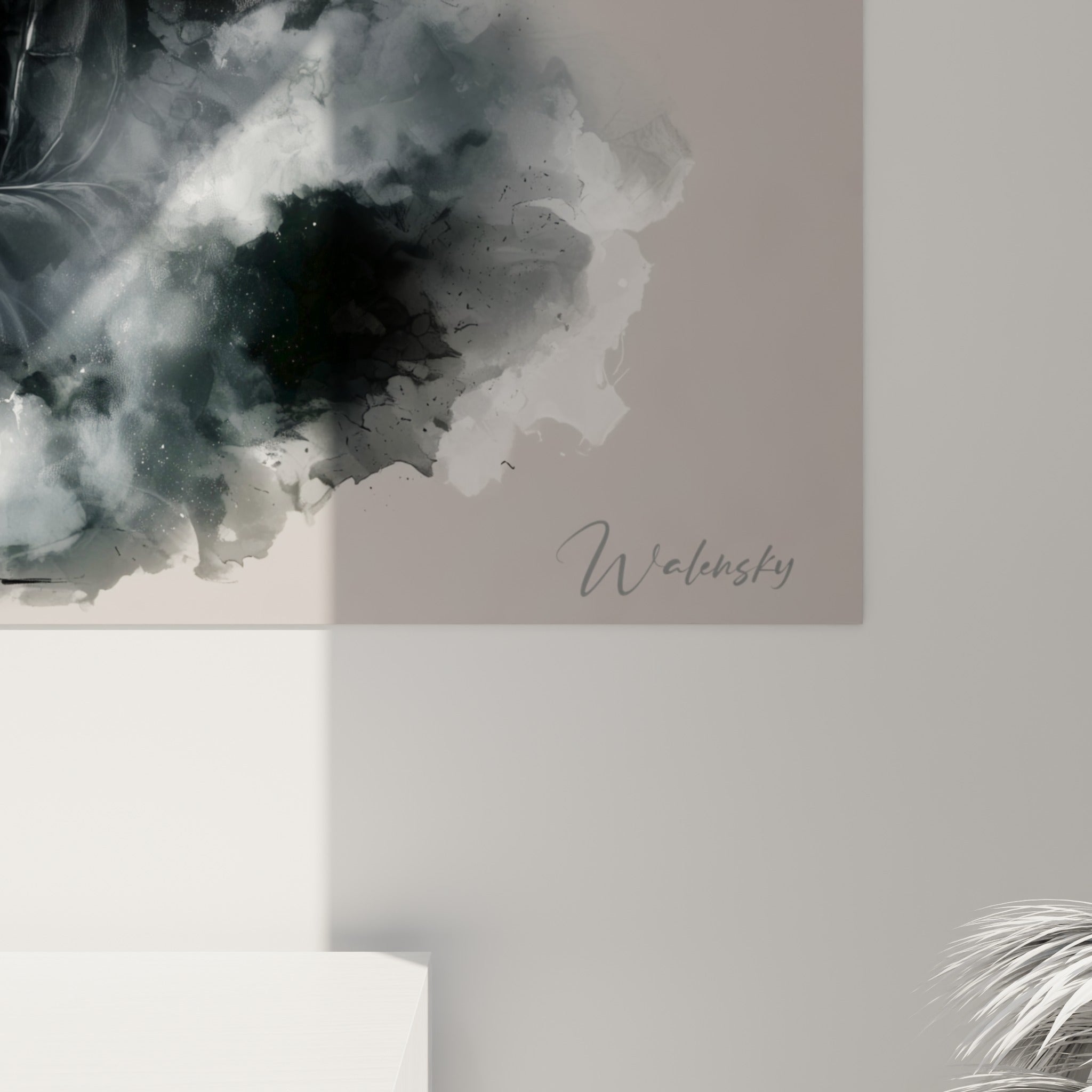 Coulures d'encre noire et grise autour du visage sculpté de Bouddha, grain texturé et lumière dorée diffuse