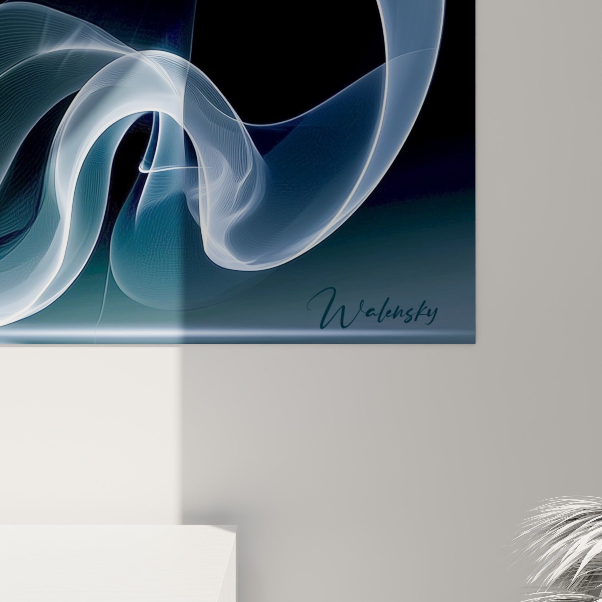 Détail des courbes de fumée bleu argenté et de la texture noire mate du profil de Bouddha imprimé