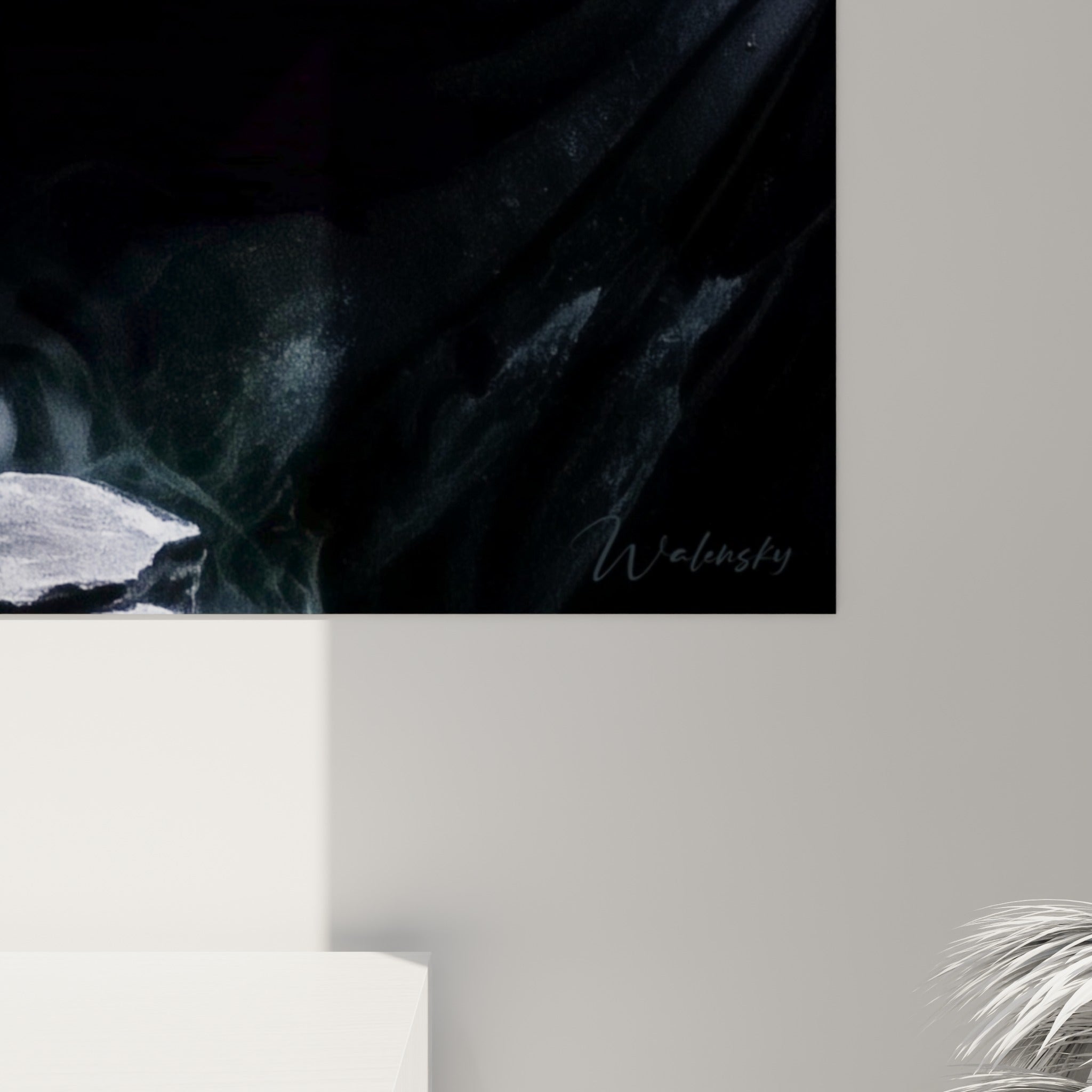 Grain texturé du visage anthracite et coulures de fumée blanche visibles en détail sur la toile accrochée