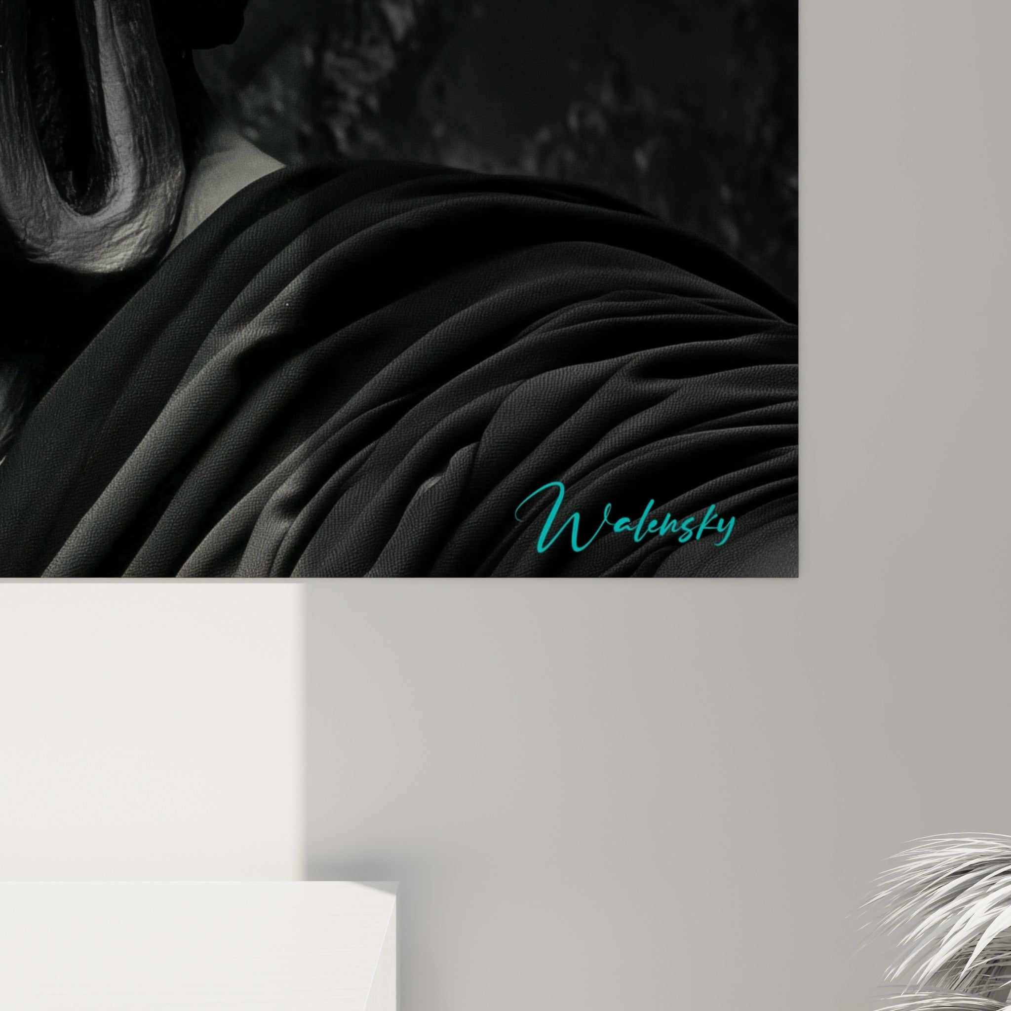 Grain minéral du visage noir profond et empâtements gris révélant la texture sculptée du Bouddha