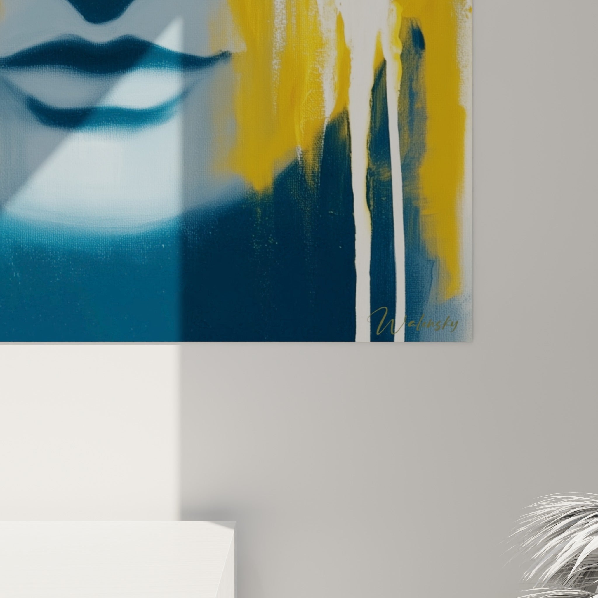 Empâtements et coulures blanches sur fond jaune safran et bleu marine visibles de près sur la toile accrochée.