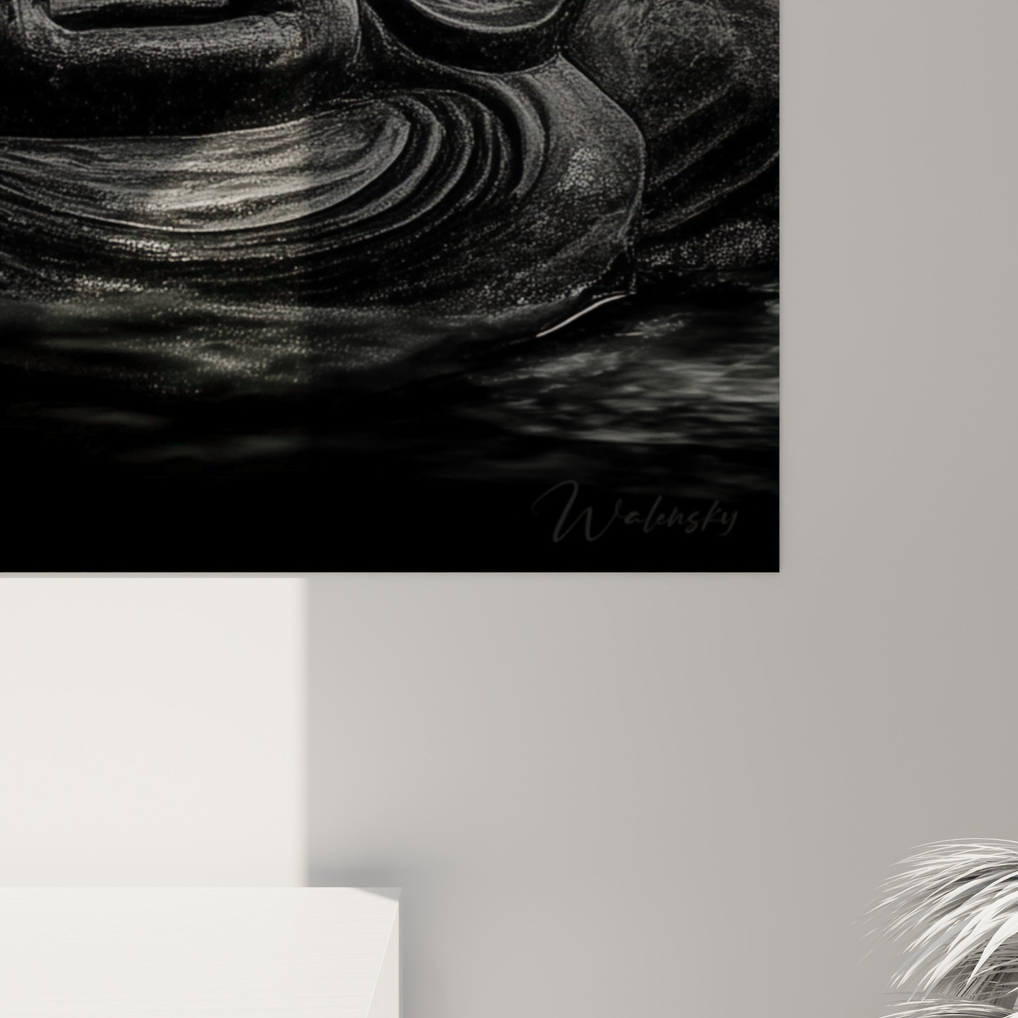 Grain de pierre anthracite visible, coulures blanches sur le drapé, reliefs sculptés du Bouddha en gros plan
