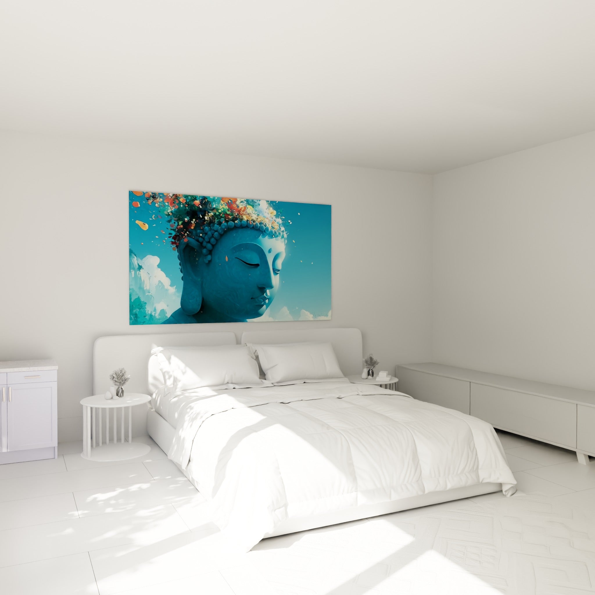Statue de Bouddha bleu sculpté surmontée de fleurs éclatées, au-dessus d'un lit dans une chambre claire