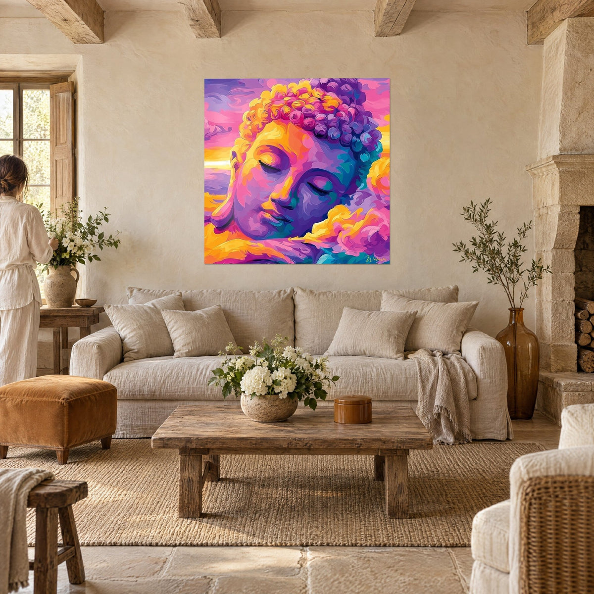 Tableau visage de Bouddha endormi aux boucles violettes et jaune d'or, deux personnes de dos, au-dessus d'un canapé dans un salon lumineux