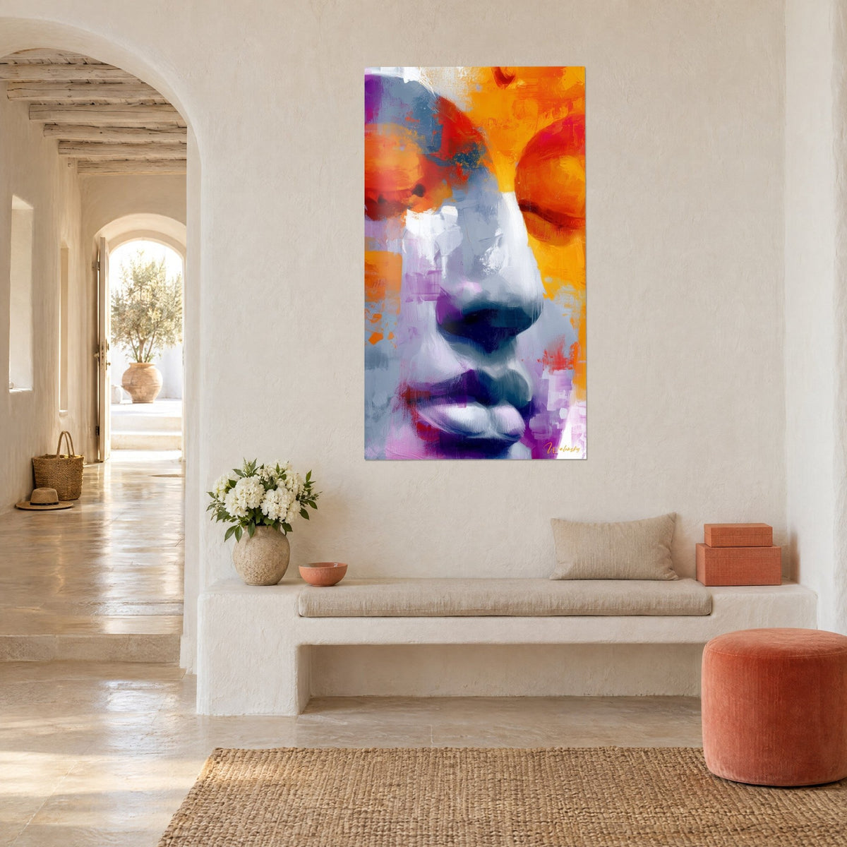 Tableau portrait méditatif aux yeux clos, nez gris perle et touches orange vif, accroché dans une maison méditerranéenne à l'arche blanche