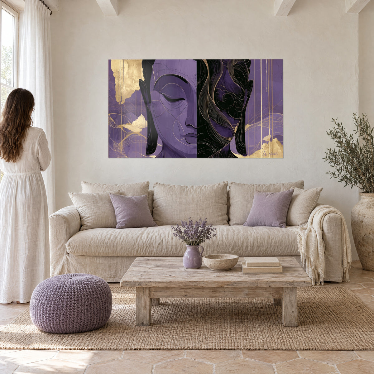 Quadro volto del Buddha mezzo viola e mezzo nero, sottili linee dorate e nuvole d'oro, su un muro bianco sopra un divano in un soggiorno luminoso