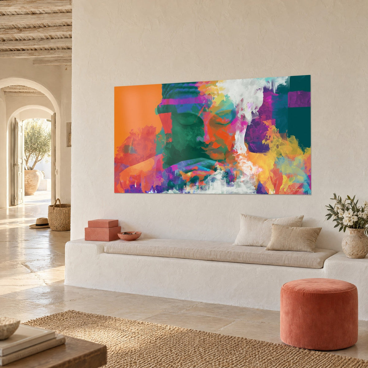 Tableau méditation colorée d'un Bouddha paupières closes, fond orange vif et touches violettes, mur crème, vue de trois-quarts, banquette blanche