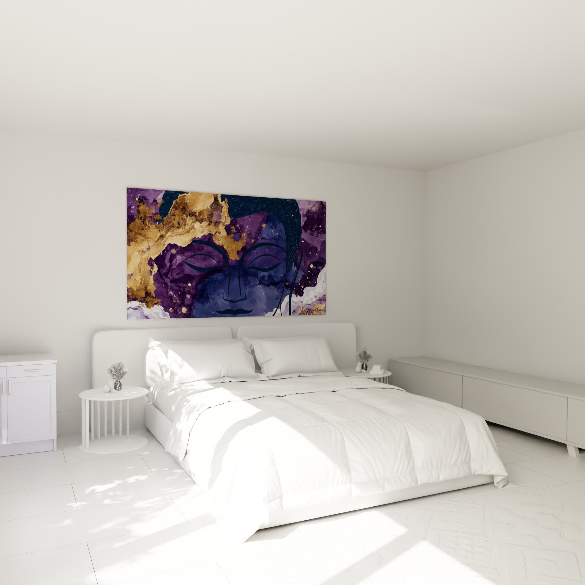 Bouddha serein en violet et doré au-dessus d'un lit dans une chambre claire