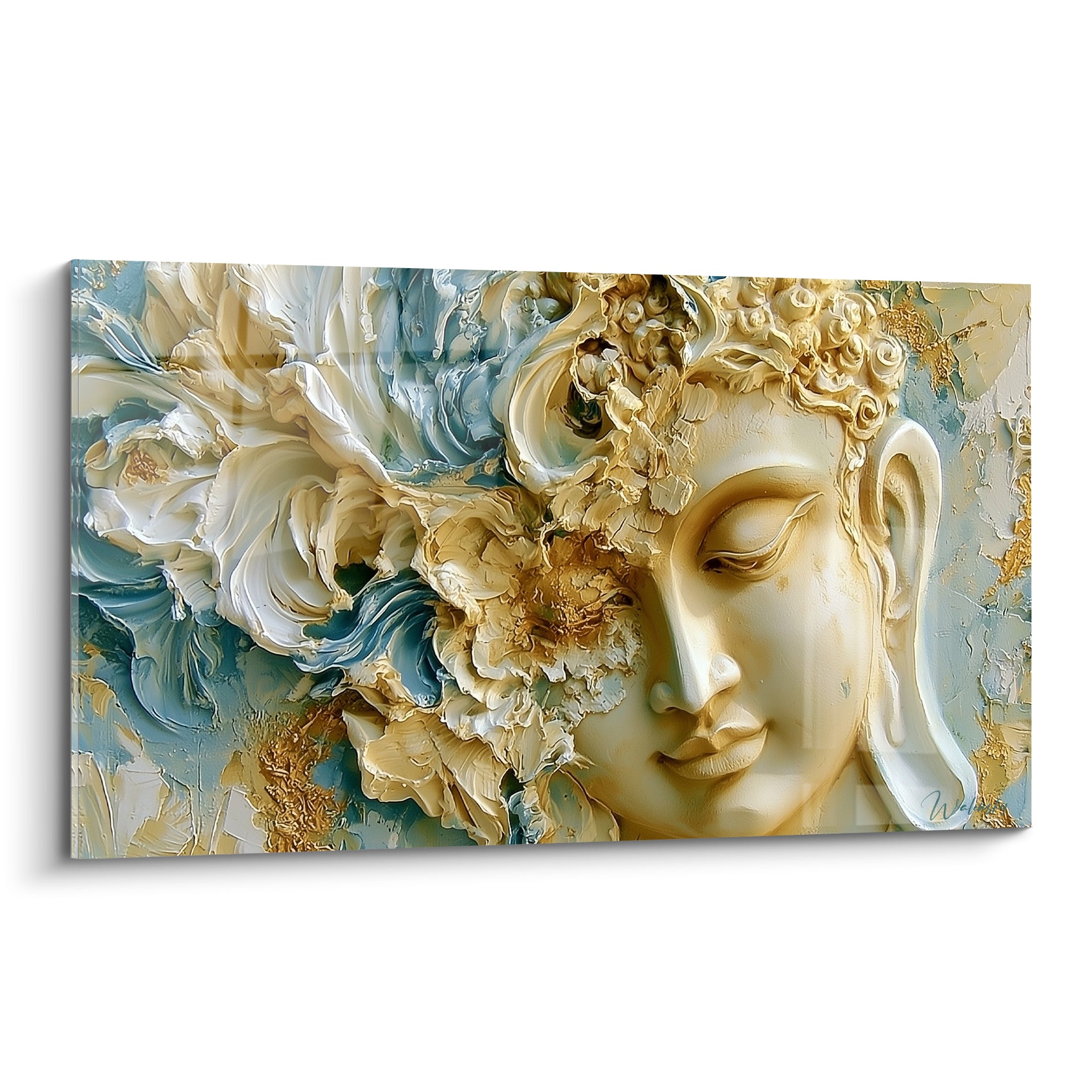 Visage de Bouddha doré aux paupières closes, entouré de pétales bleu sauge et crème sculptés