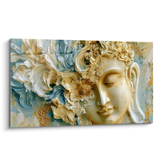 Visage de Bouddha doré aux paupières closes, entouré de pétales bleu sauge et crème sculptés