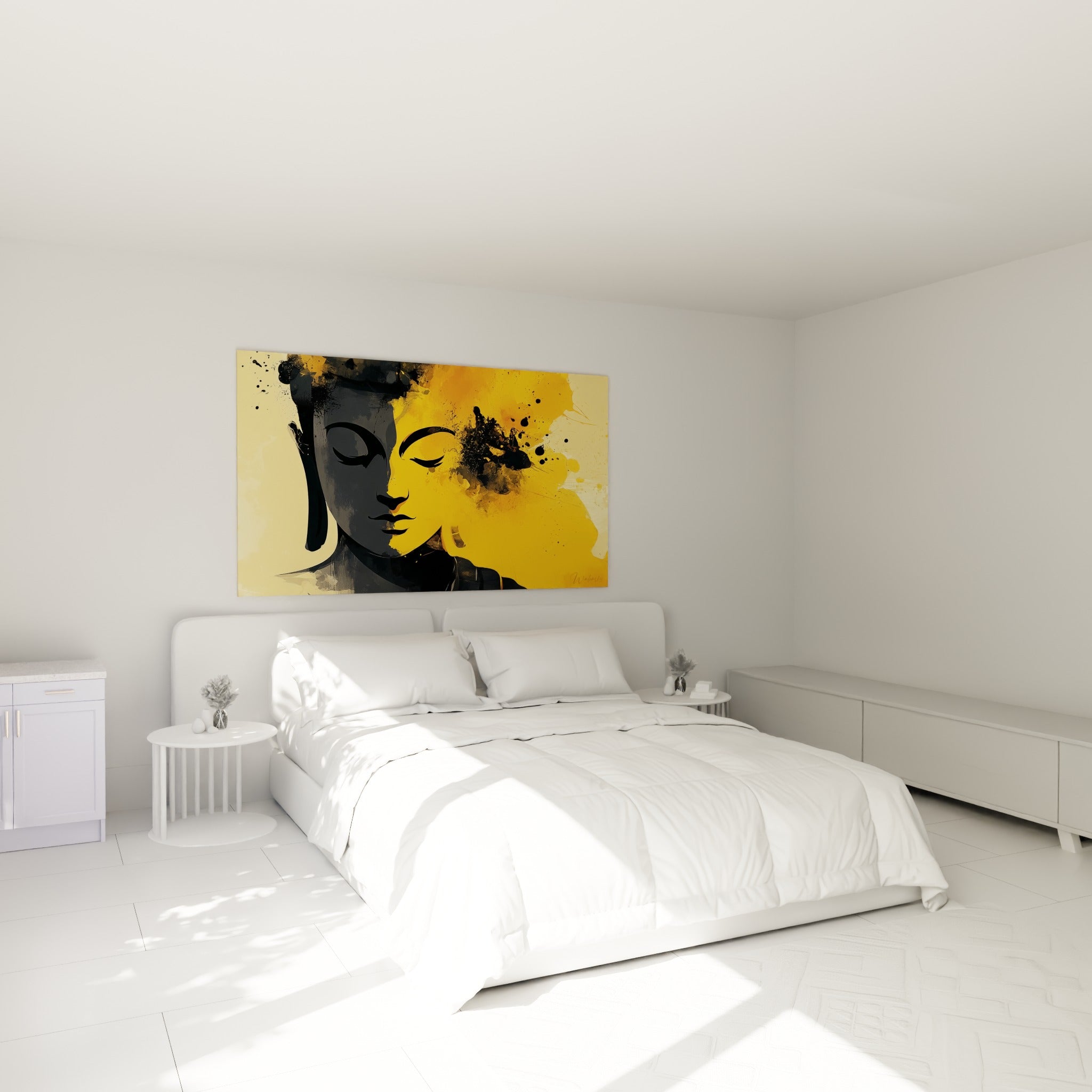 Visage de Bouddha anthracite et doré, yeux mi-clos, au-dessus d'un lit dans une chambre claire
