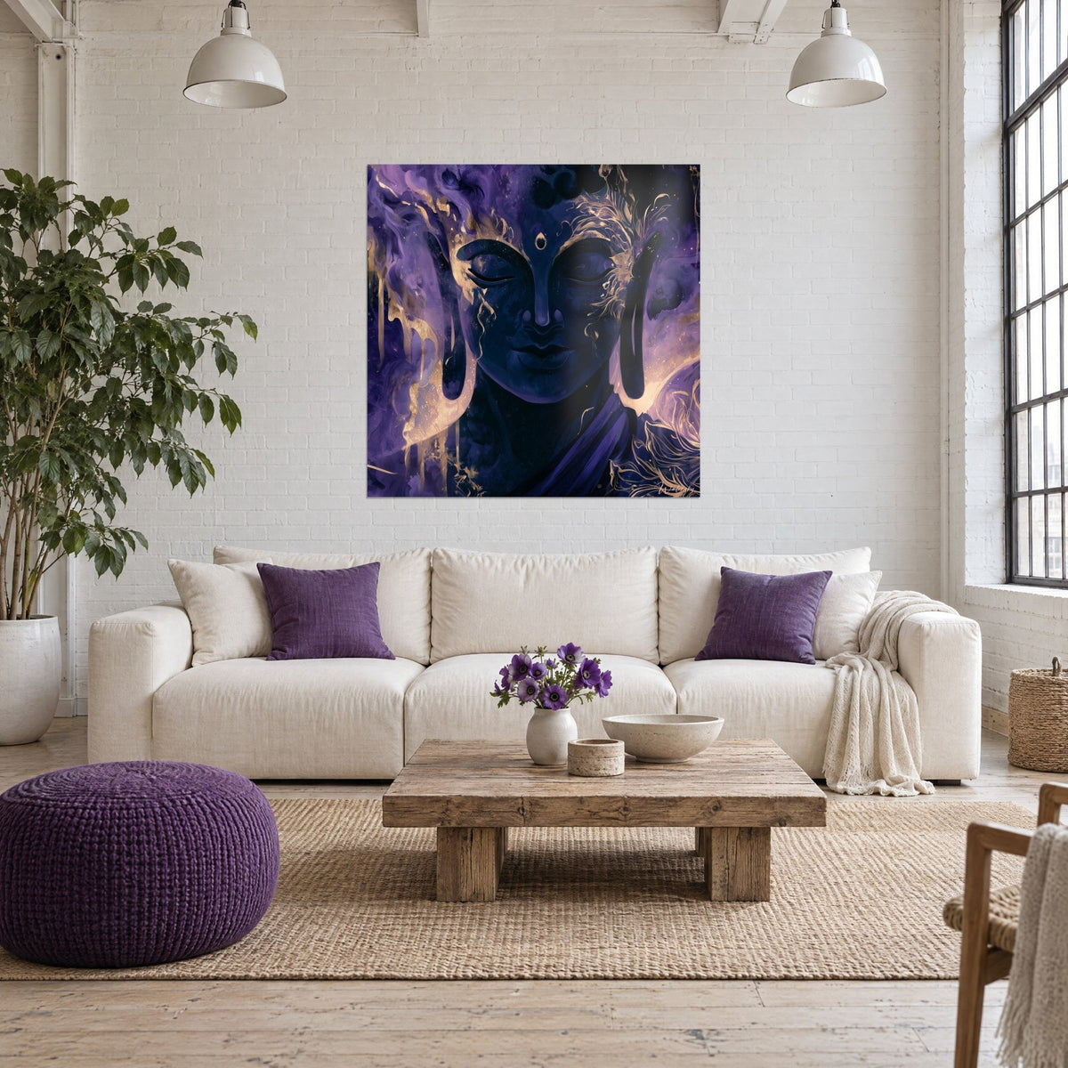 Cuadro rostro de Buda con párpados cerrados, índigo noche y regueros dorados sobre fondo violeta, encima de un sofá en un salón luminoso