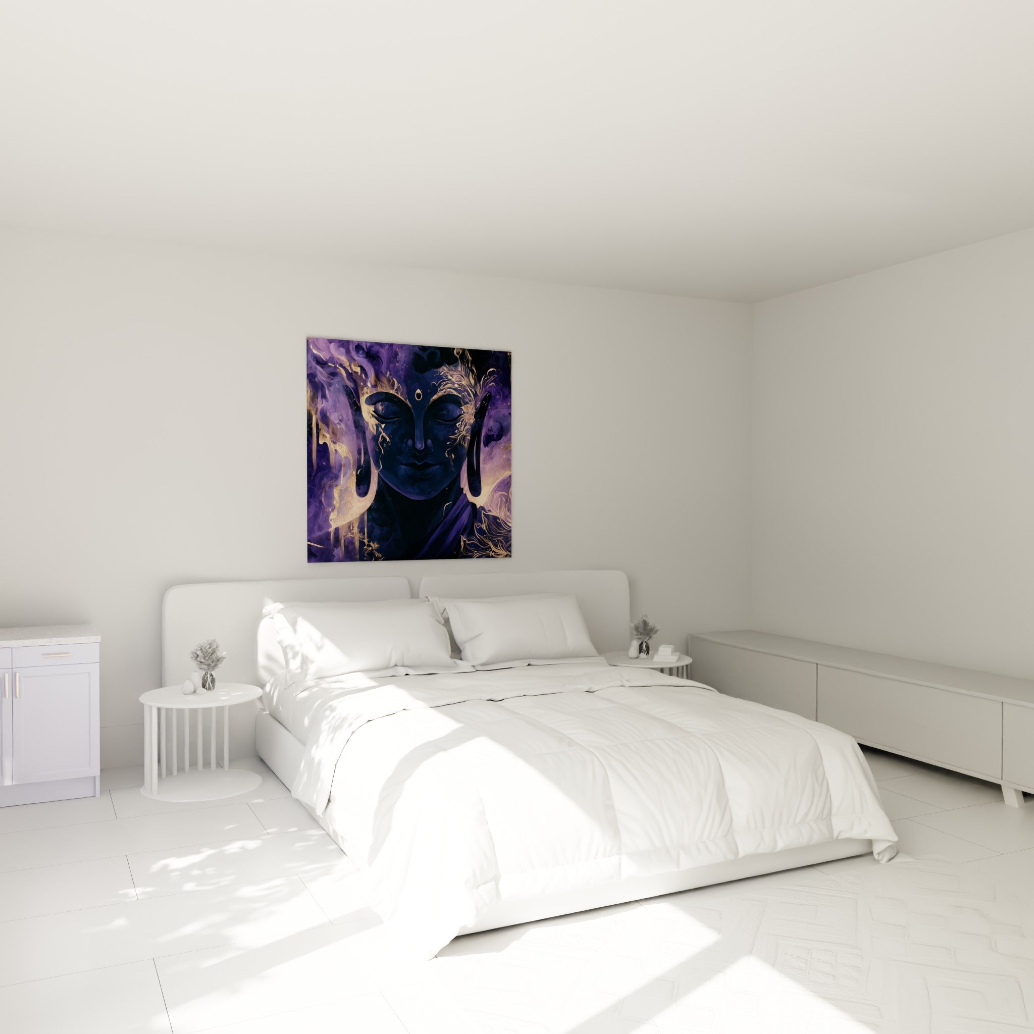 Bouddha serein en violet et doré, paupières closes, au-dessus d'un lit dans une chambre claire
