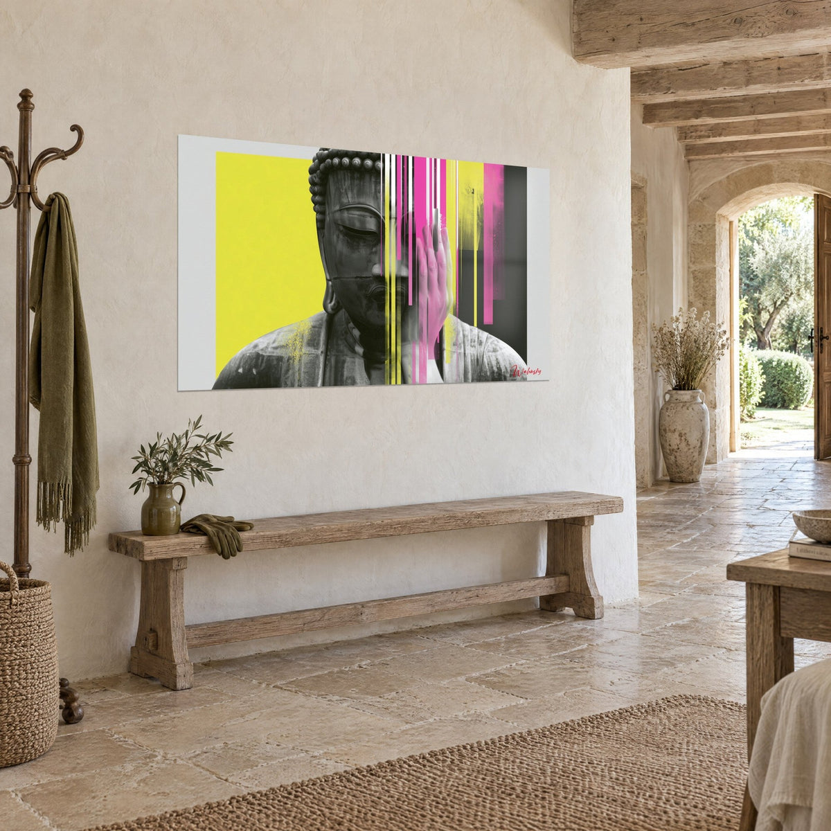 Πίνακας ήρεμο άγαλμα με κλειστά βλέφαρα, έντονο κίτρινο χρώμα και ροζ ρίγες, σε τοίχο με σοβά, διάδρομος από ανοιχτόχρωμη πέτρα