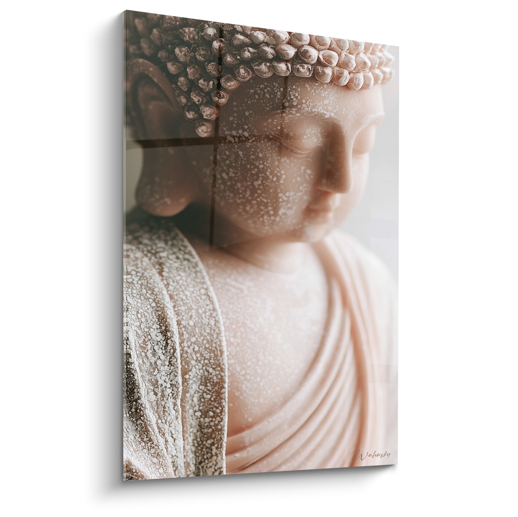 Bouddha aux yeux clos, teintes rose poudré et beige, texture minérale sculptée en gros plan