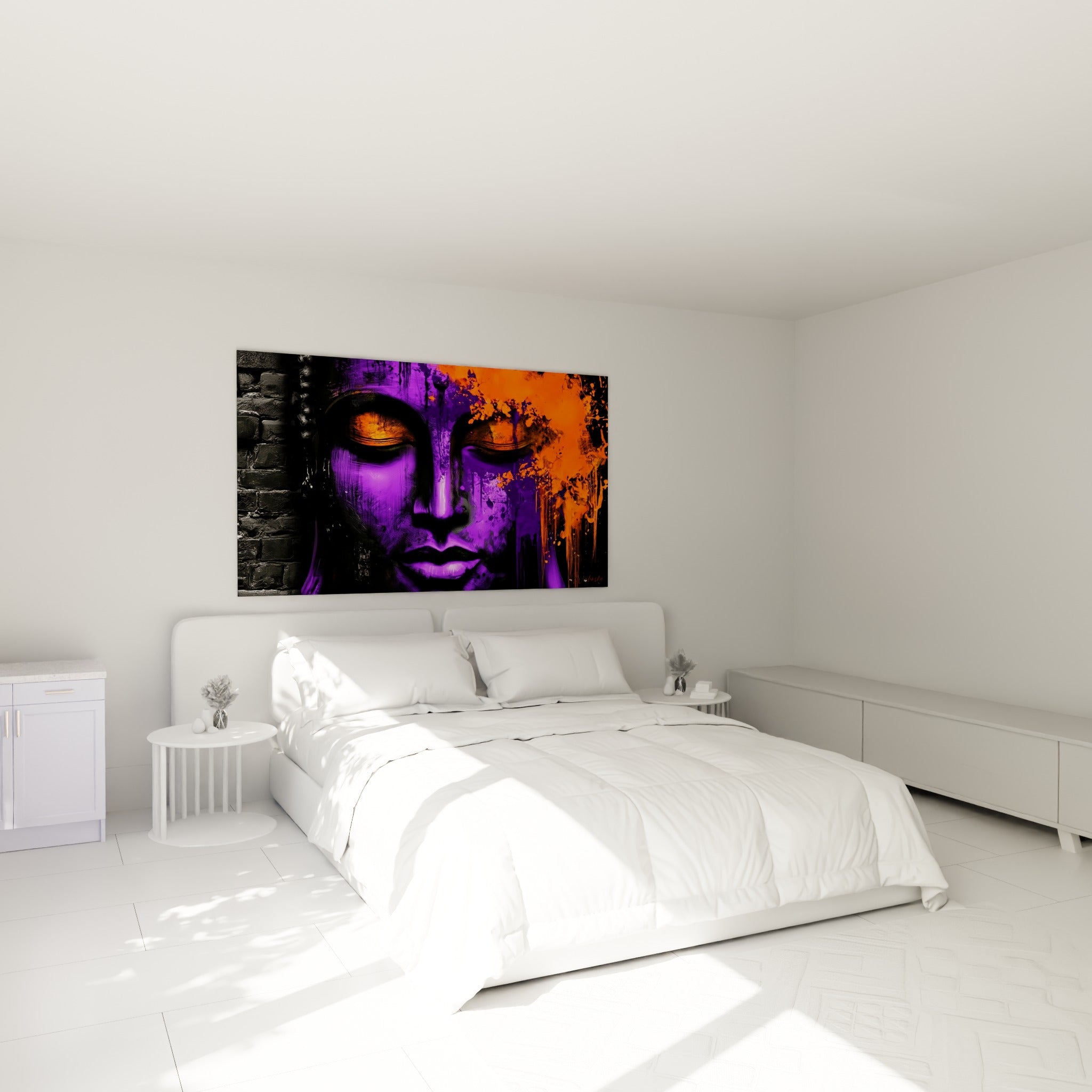 Visage de Bouddha violet et orange aux coulures graphiques, au-dessus d'un lit dans une chambre claire