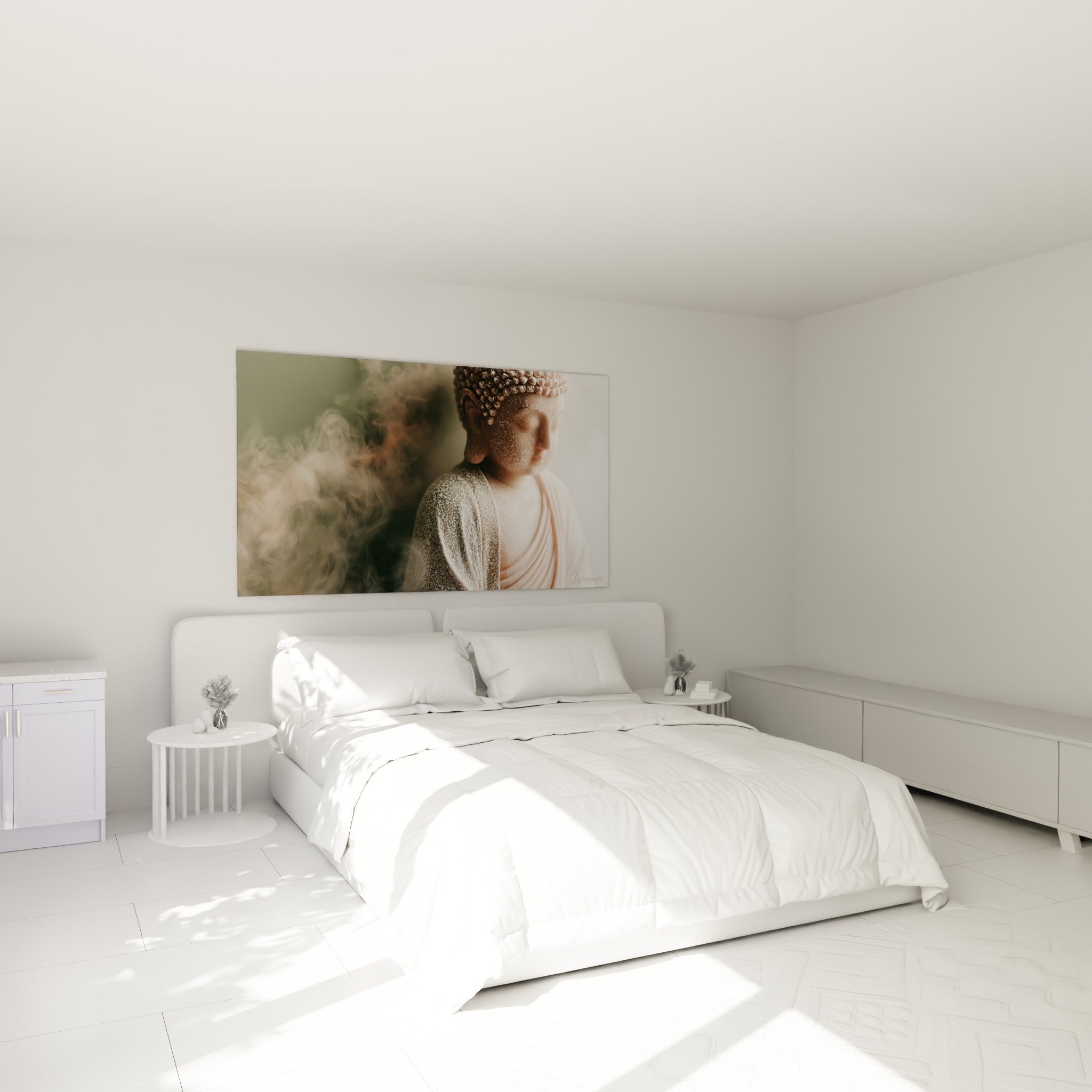 Visage serein du Bouddha texturé rosé et gris au-dessus d'un lit dans une chambre claire