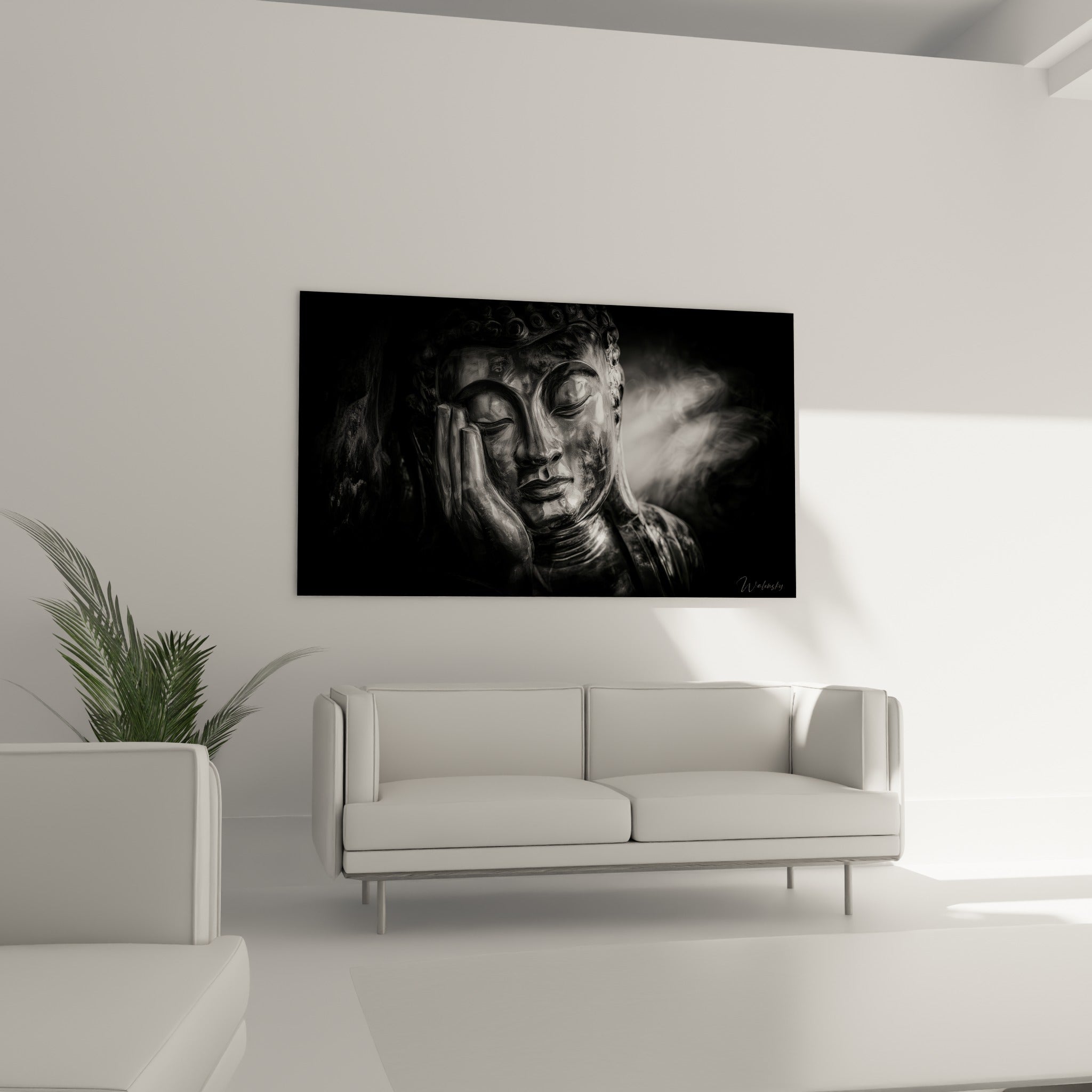Visage de Bouddha texturé aux reflets argentés et noirs, suspendu au-dessus d'un canapé dans un salon lumineux