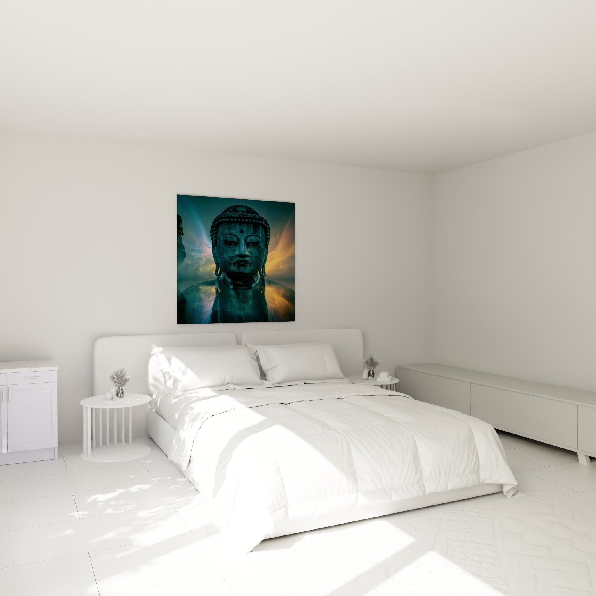 Visage de Bouddha bleu pétrole et lumière ambrée accroché au-dessus d'un lit dans une chambre claire