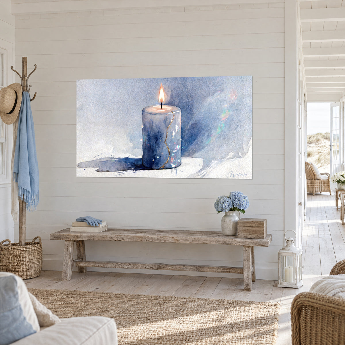 Tableau cierge gris-bleu à lueur chaude, ombre indigo étalée sur fond blanc, accroché dans une entrée en bord de mer
