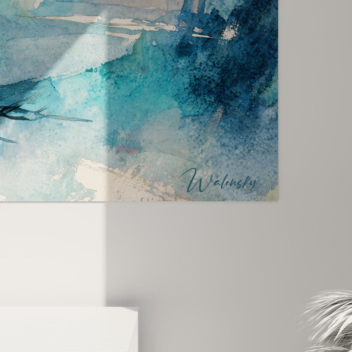 Coulures de cire ivoire et pigments bleu marine se mêlant sur la toile aquarelle de la bougie