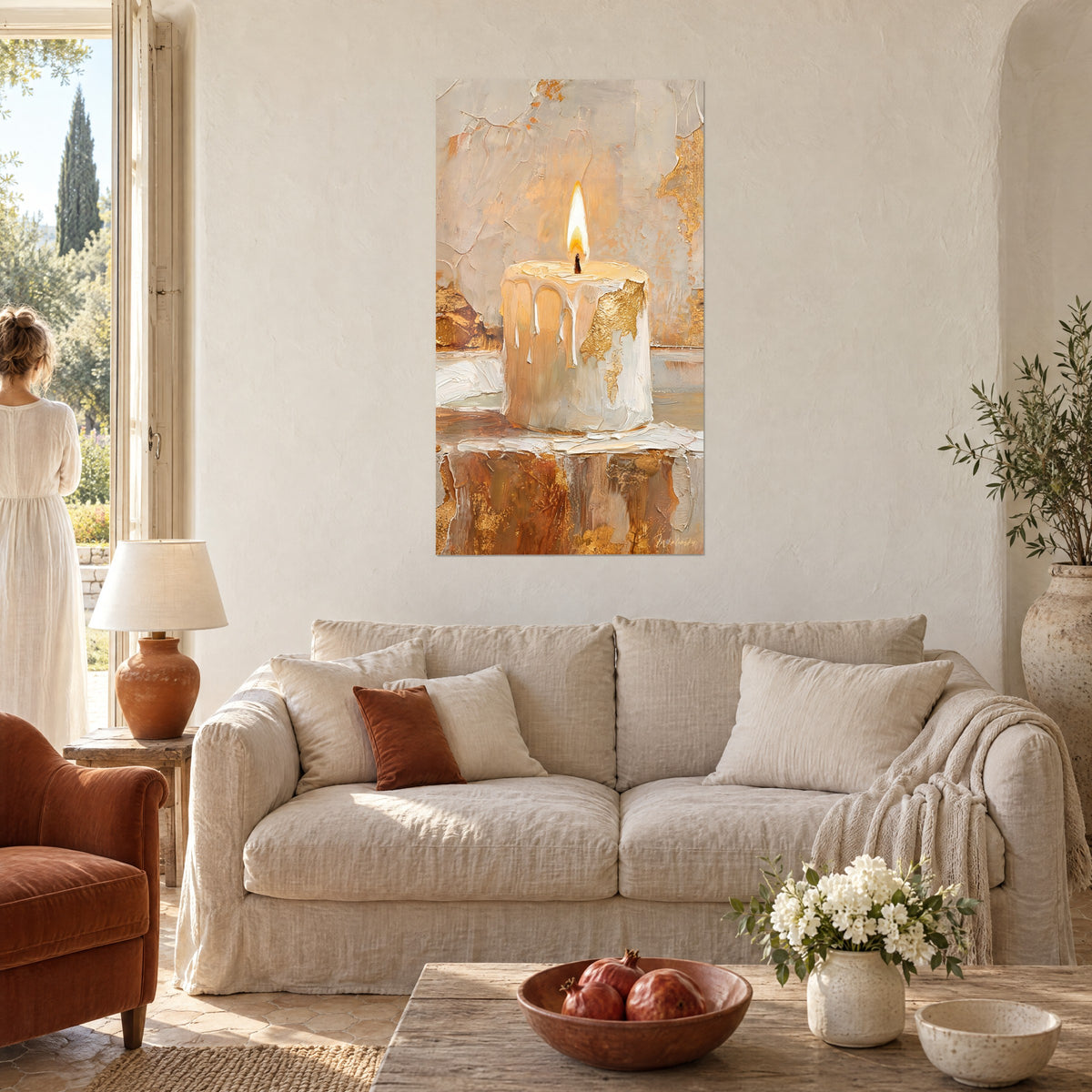 Tableau bougie blanche à la flamme vive, cire ivoire coulant, feuilles d'or sur fond beige, au-dessus d'un canapé dans un salon lumineux