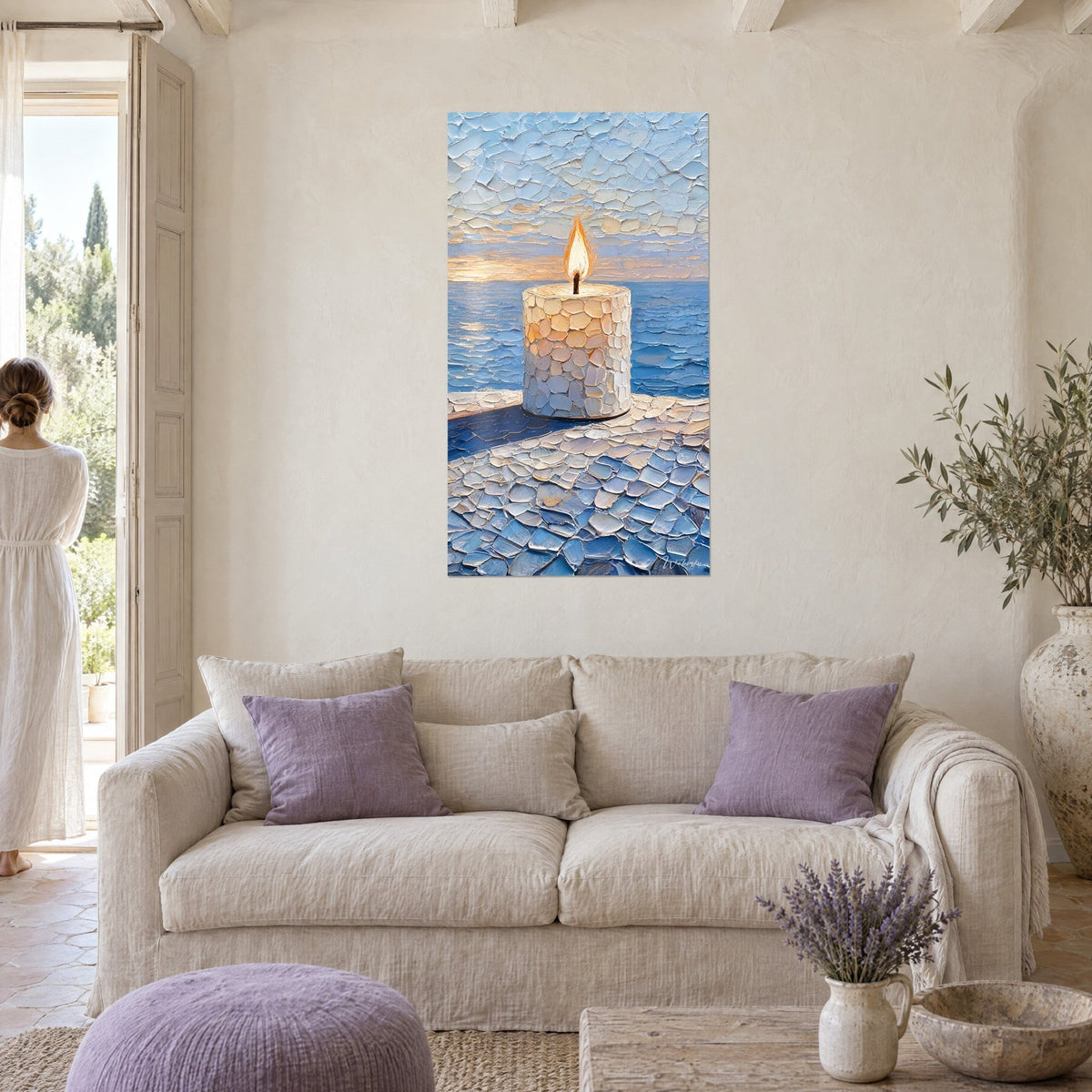 Quadro di una candela con fiamma dorata su un mare azzurro, mosaico screpolato blu e crema, sopra un divano in un soggiorno luminoso